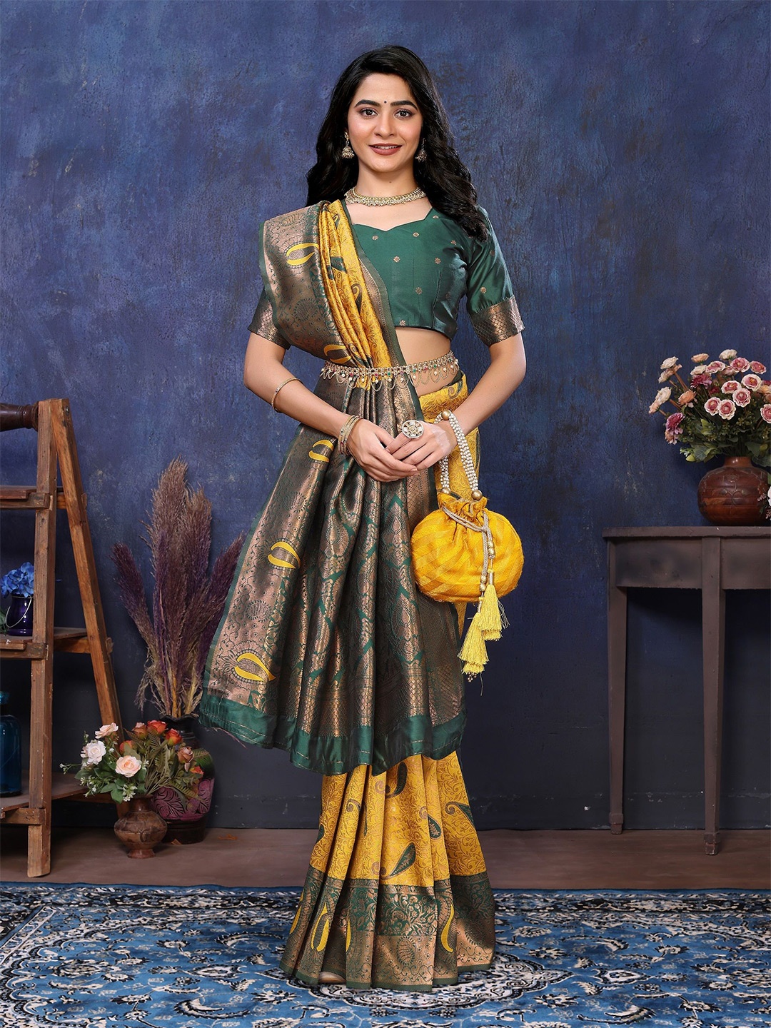 

sareyavella Woven Design Zari Banarasi Saree, Green