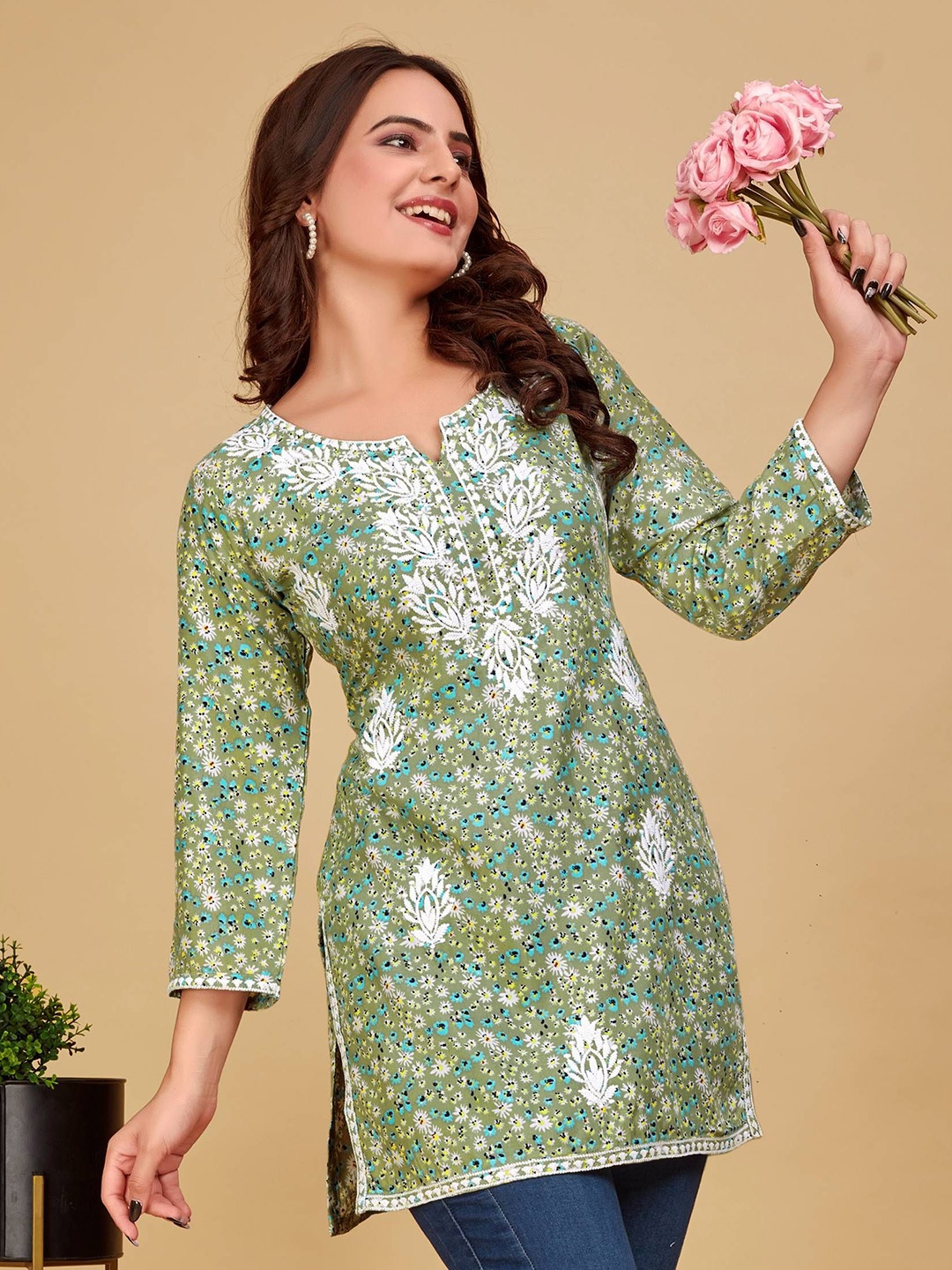 

Kalavrund Creation Floral Printed Embroidered Chikankari Kurti, Green