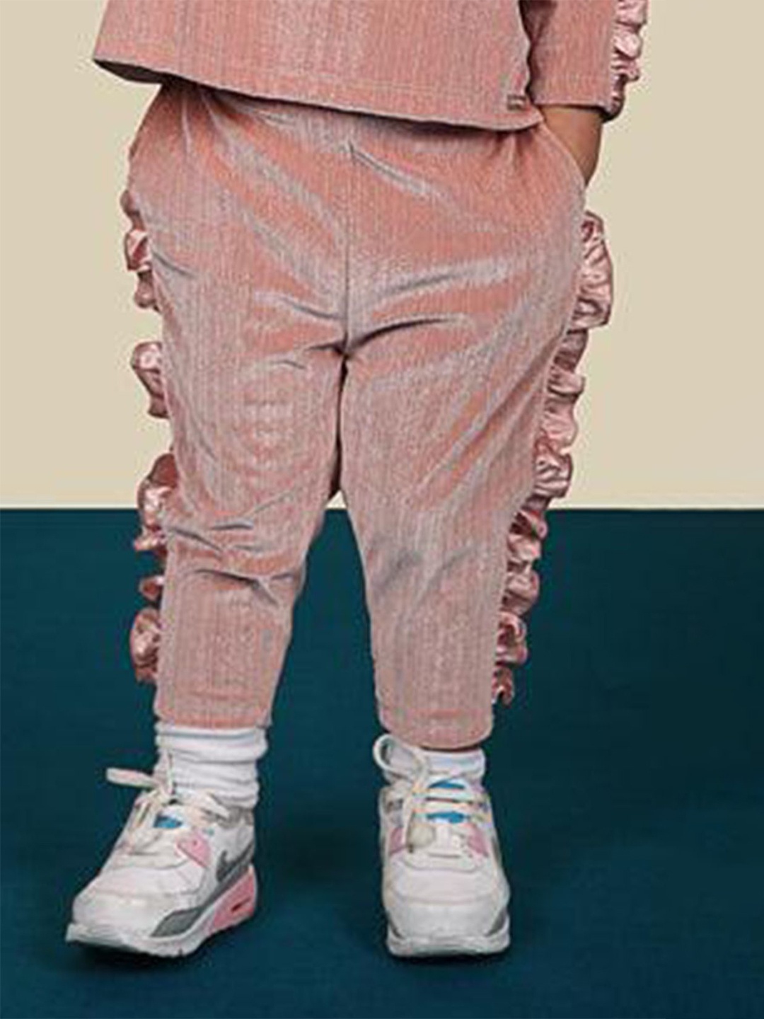 

One Friday Girls Pink Solid Relaxed Regular Fit Mid-Rise Chinos Trouser