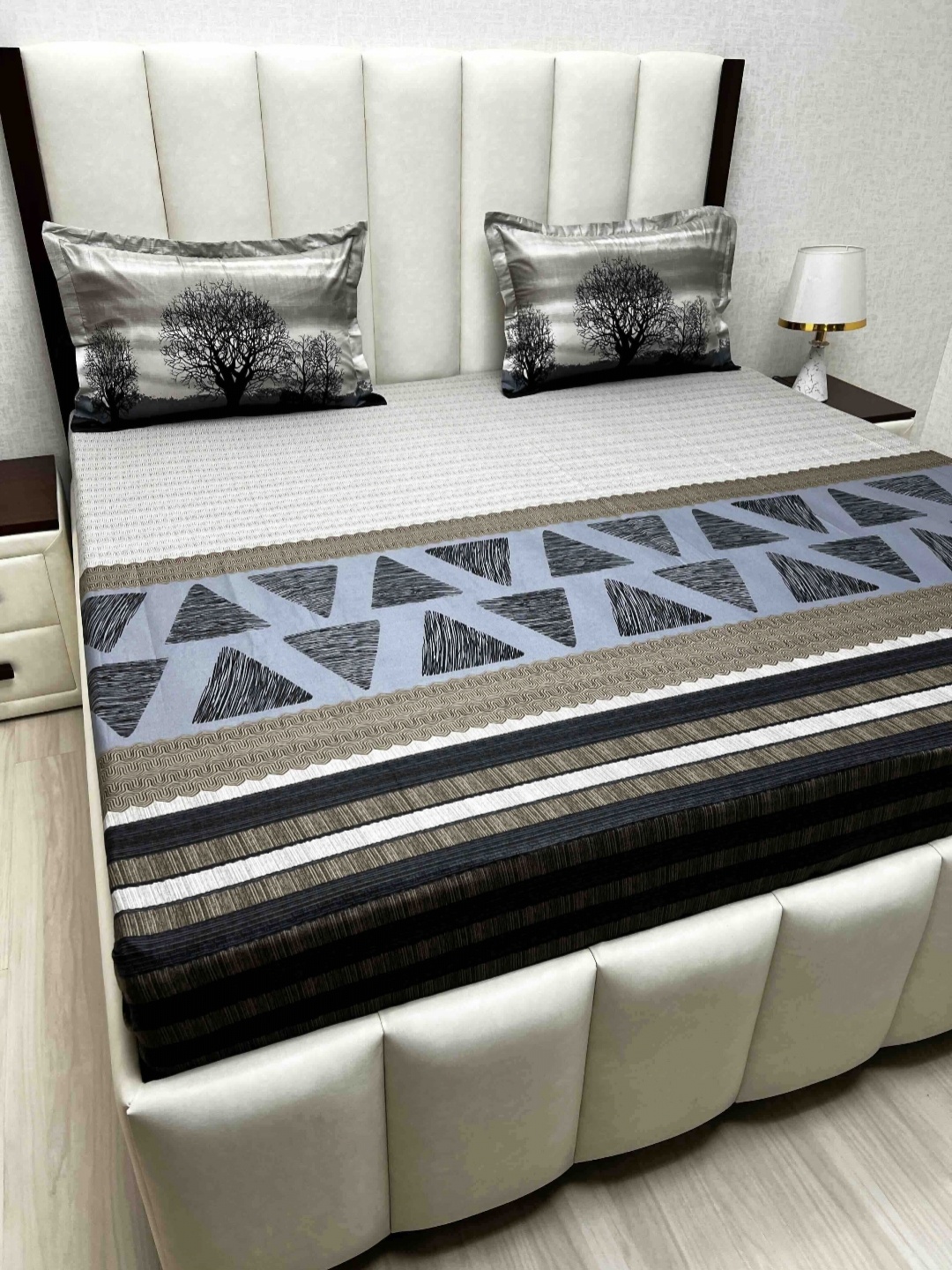

Pure Decor White & Grey Geometric 260 TC Cotton King Bedsheet Set 2.74 m x 2.74 m