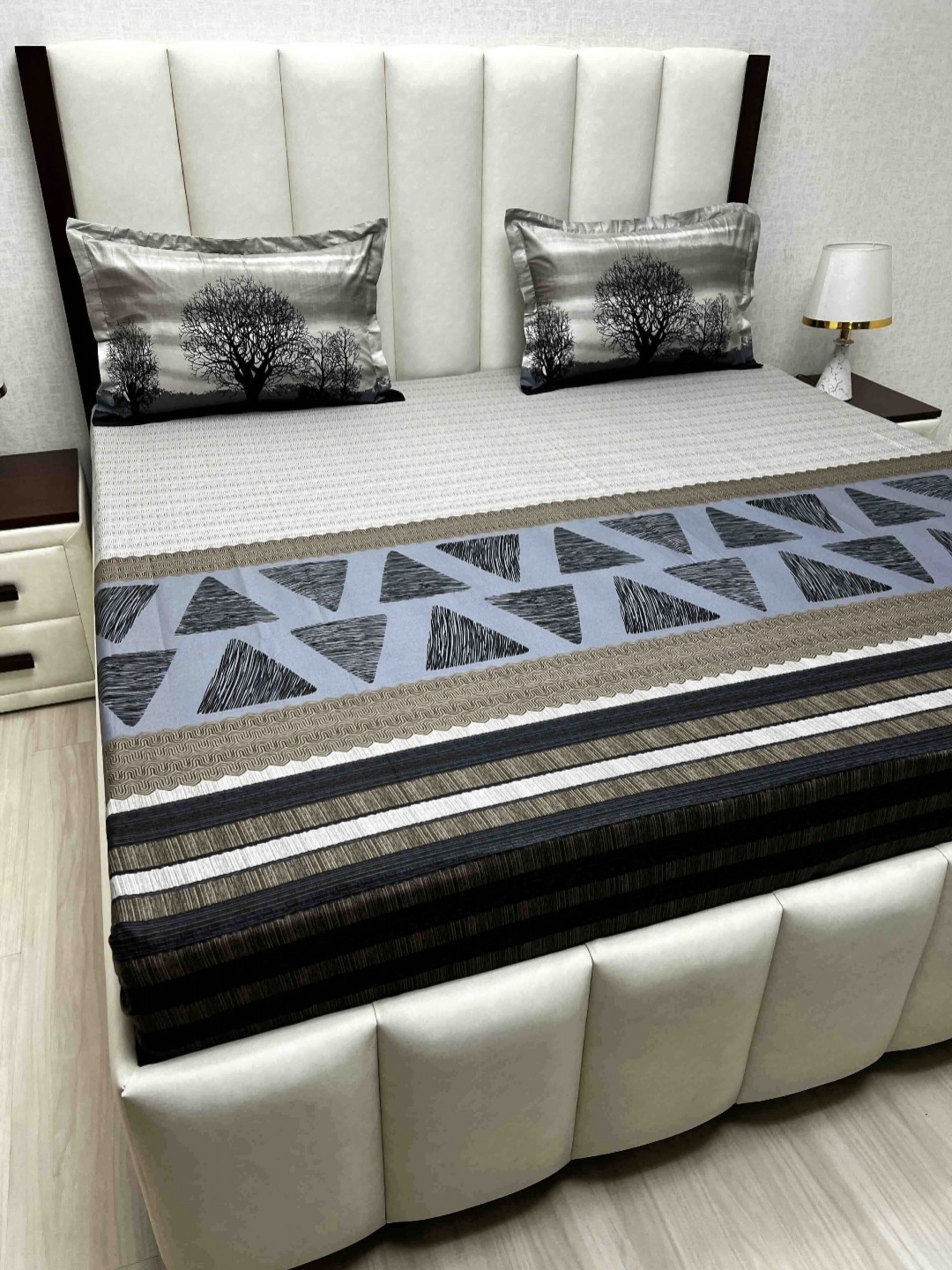 

Pure Decor White & Grey Abstract Printed 250 TC Cotton King Bedsheet Set 2.74 m x 2.74 m