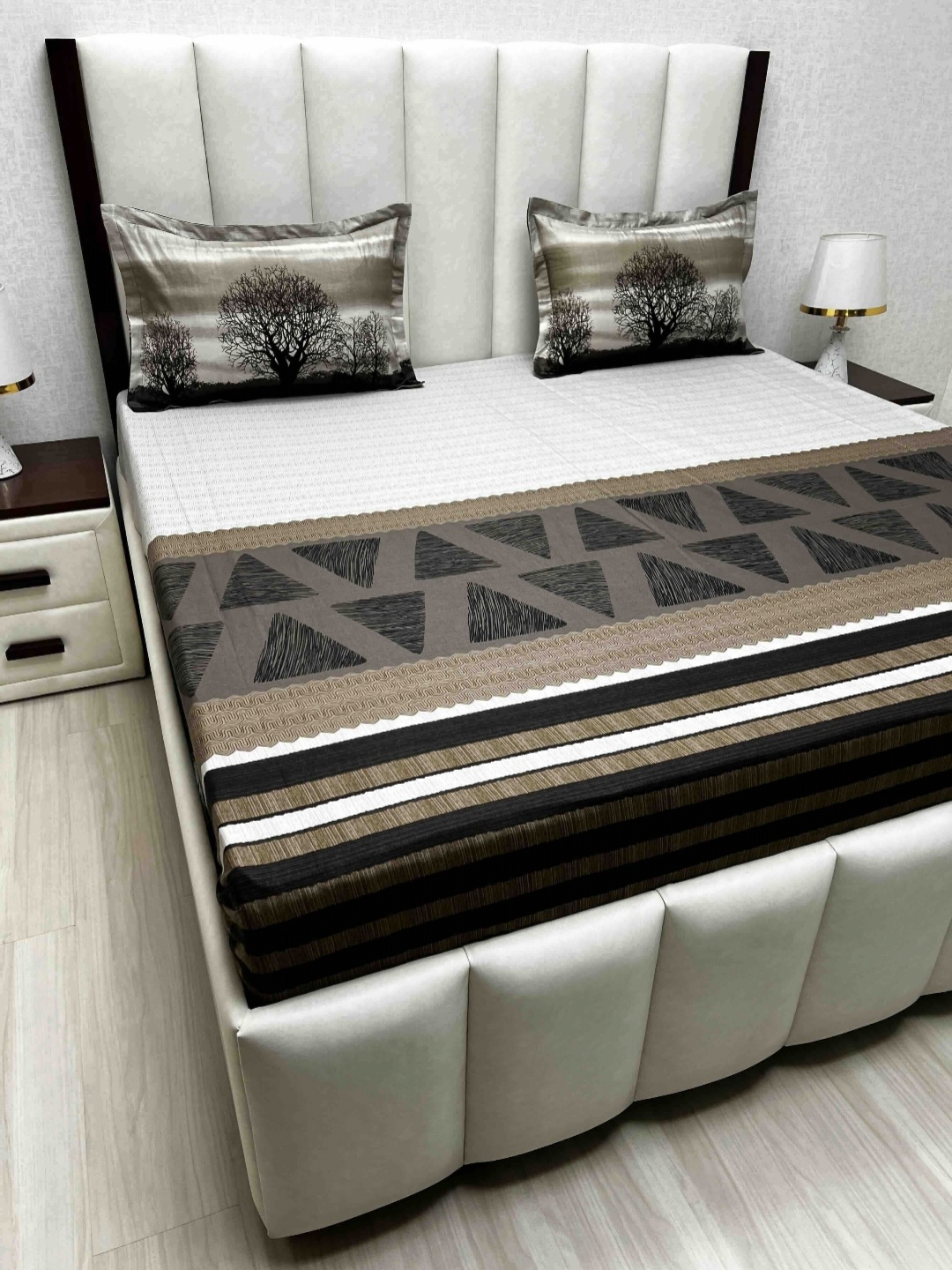 

Pure Decor White & Grey Geometric Printed 240 TC Cotton King Bedsheet Set 2.74 m x 2.74 m