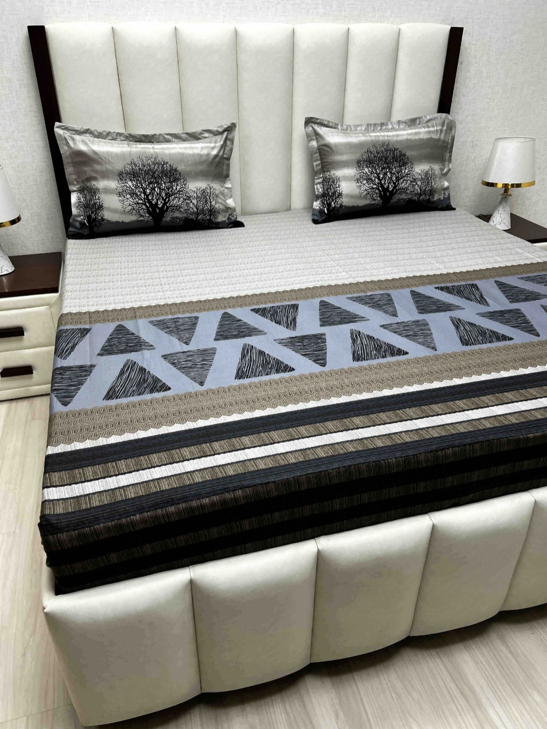 

Pure Decor White & Grey Geometric Printed 230 TC Cotton King Bedsheet Set 2.74 m x 2.74 m