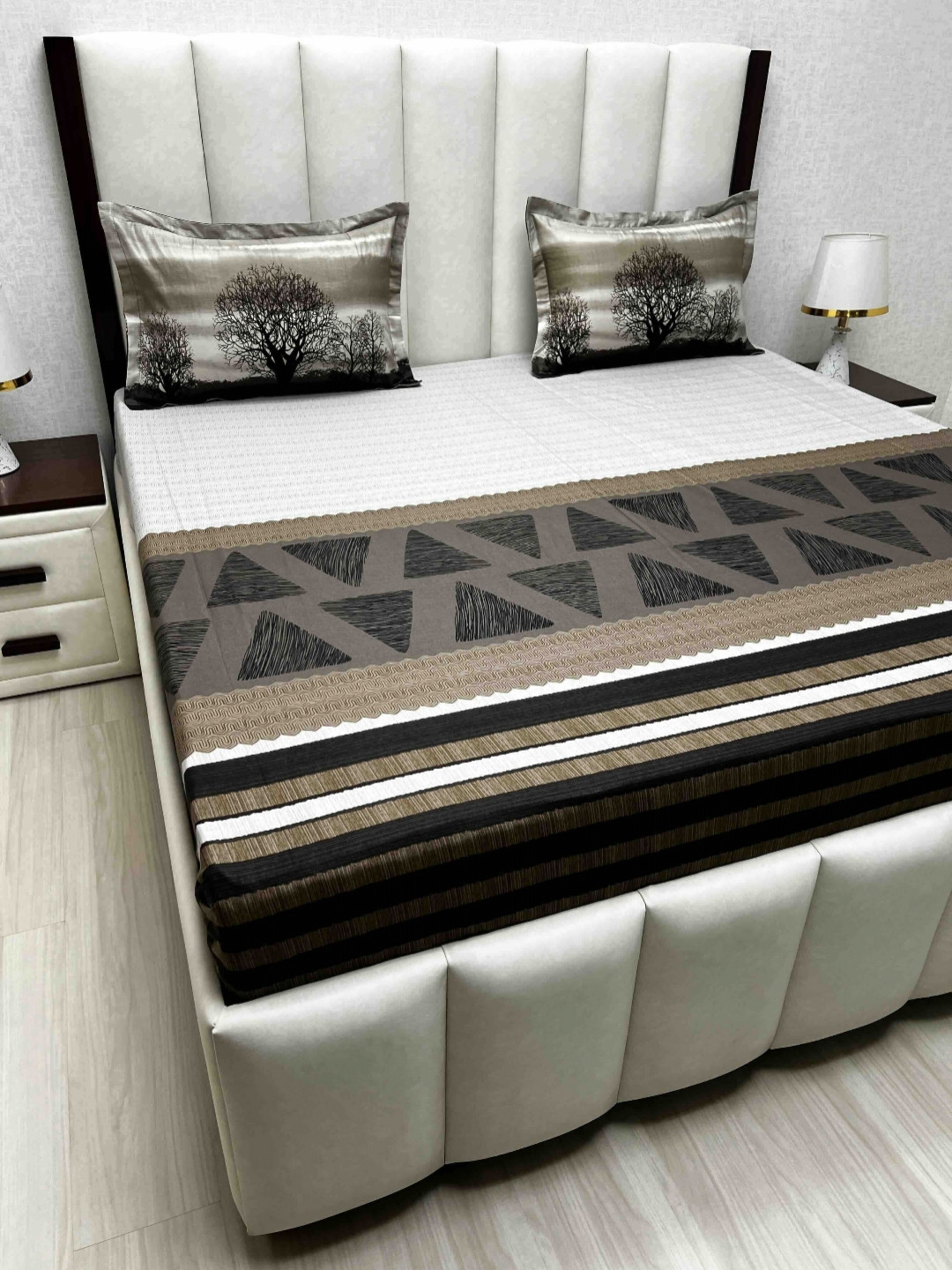 

Pure Decor Grey & White Geometric Printed 230 TC Cotton King Bedsheet Set 2.74 m x 2.74 m