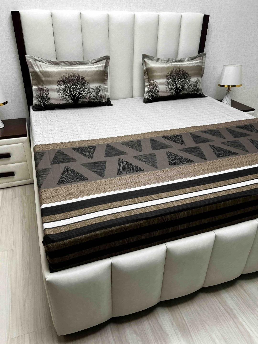 

Pure Decor White & Black Geometric 220 TC Cotton King Bedsheet Set 2.74 m x 2.74 m