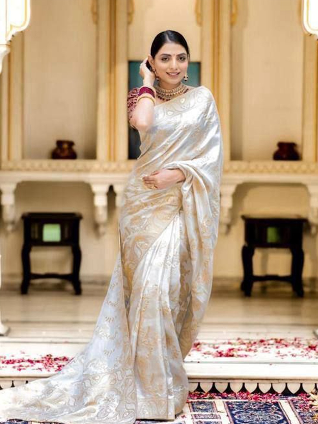 

Rujave Woven Design Zari Art Silk Kanjeevaram Saree, White