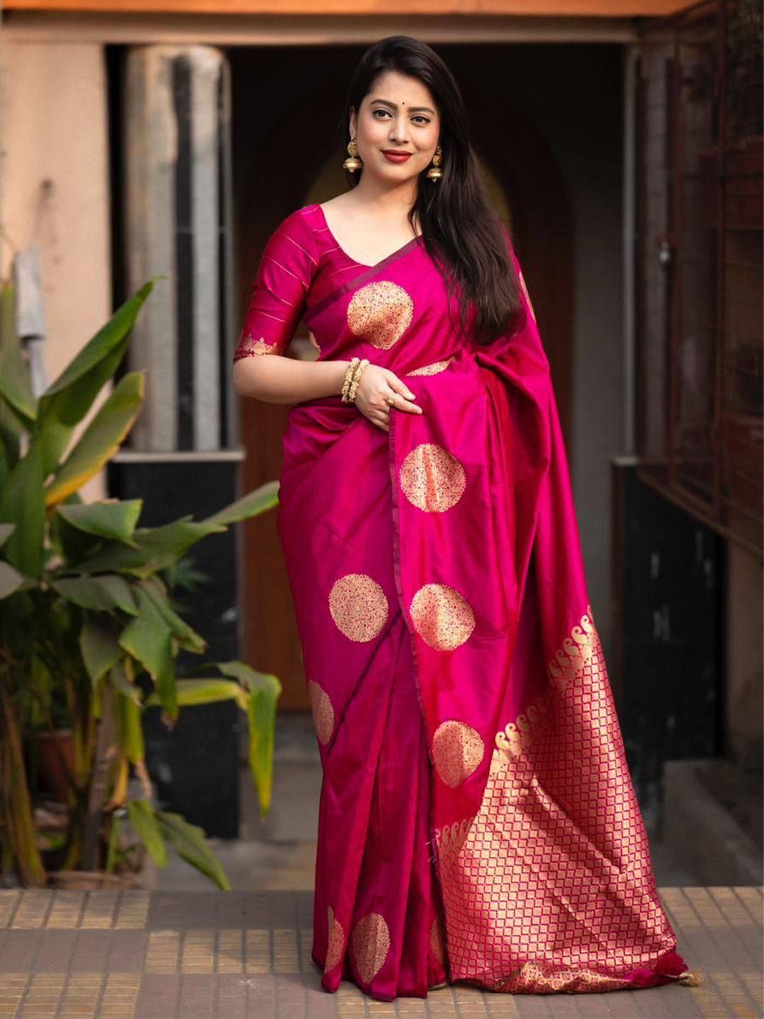 

Rujave Ethnic Motifs Woven Design Zari Kanjeevaram Saree, Pink