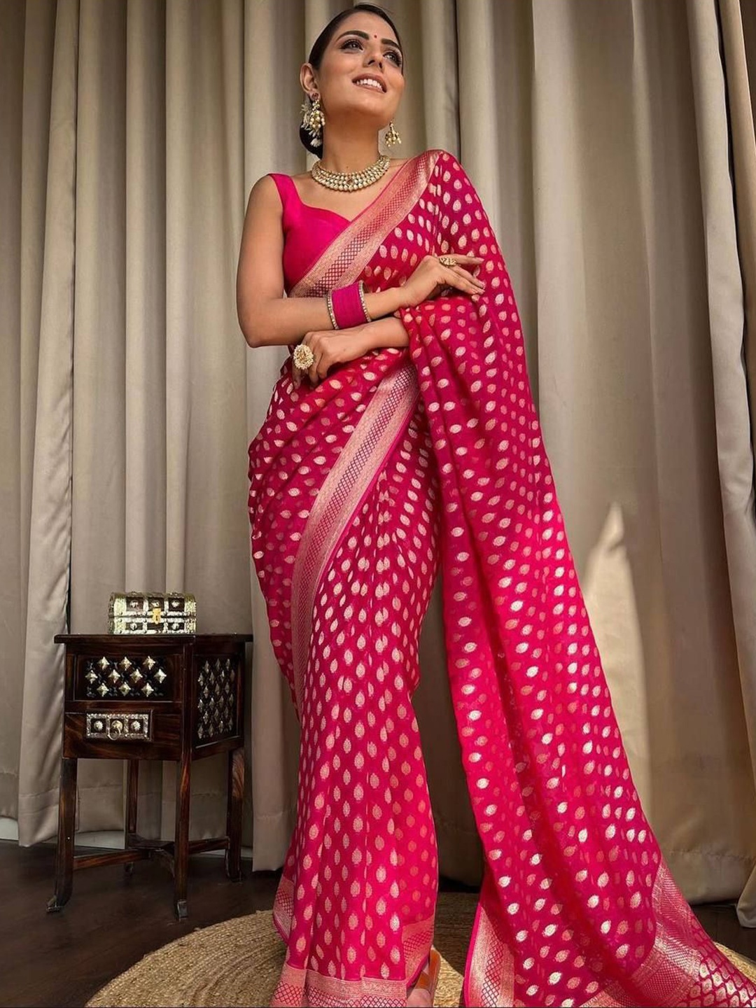 

Rujave Woven Design Zari Saree, Pink