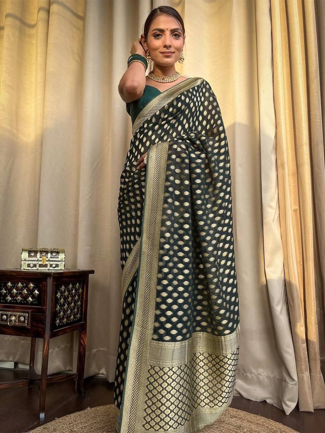 

Rujave Woven Design Zari Saree, Green