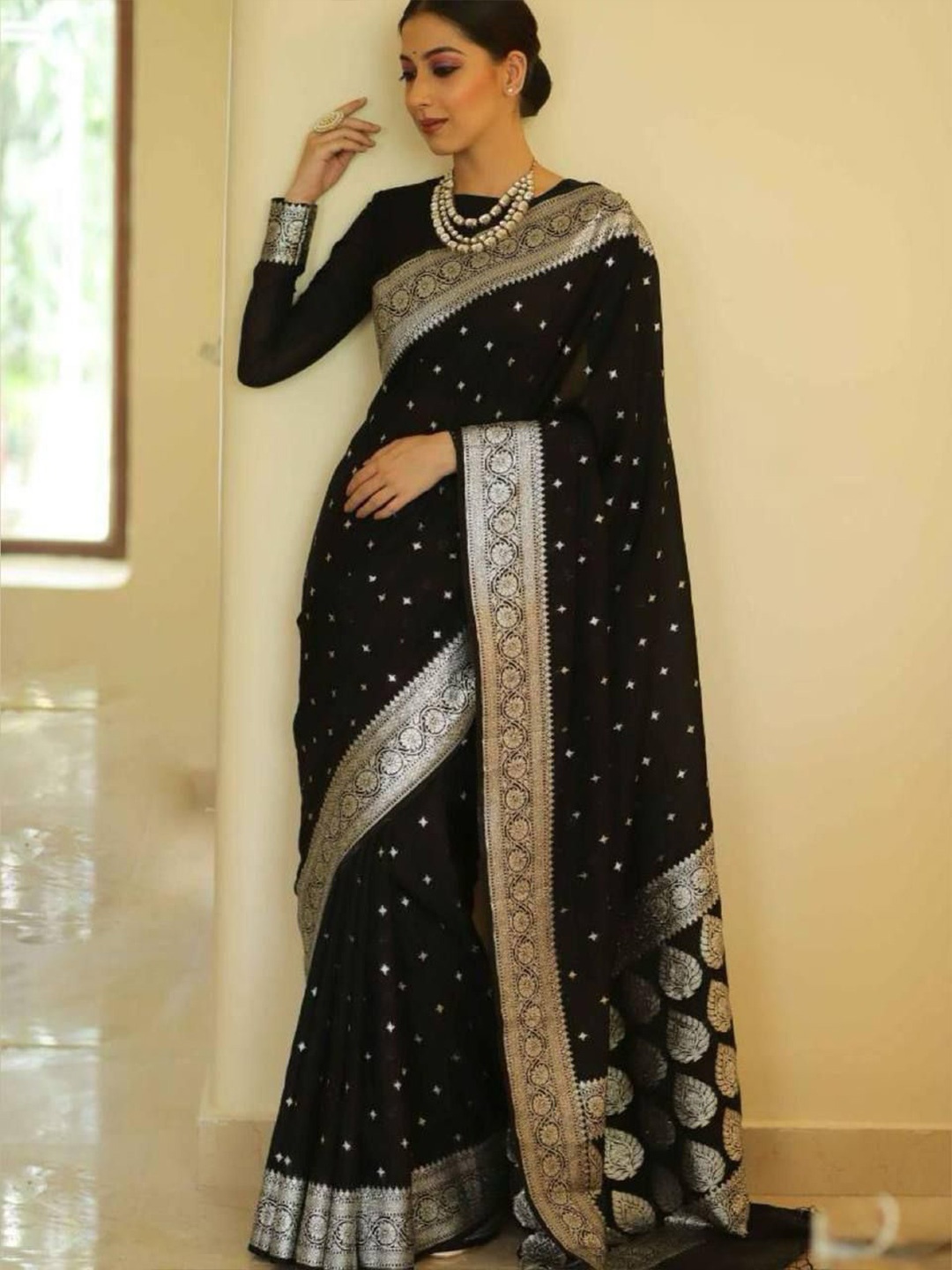 

Rujave Woven Design Zari Kanjeevaram Saree, Black