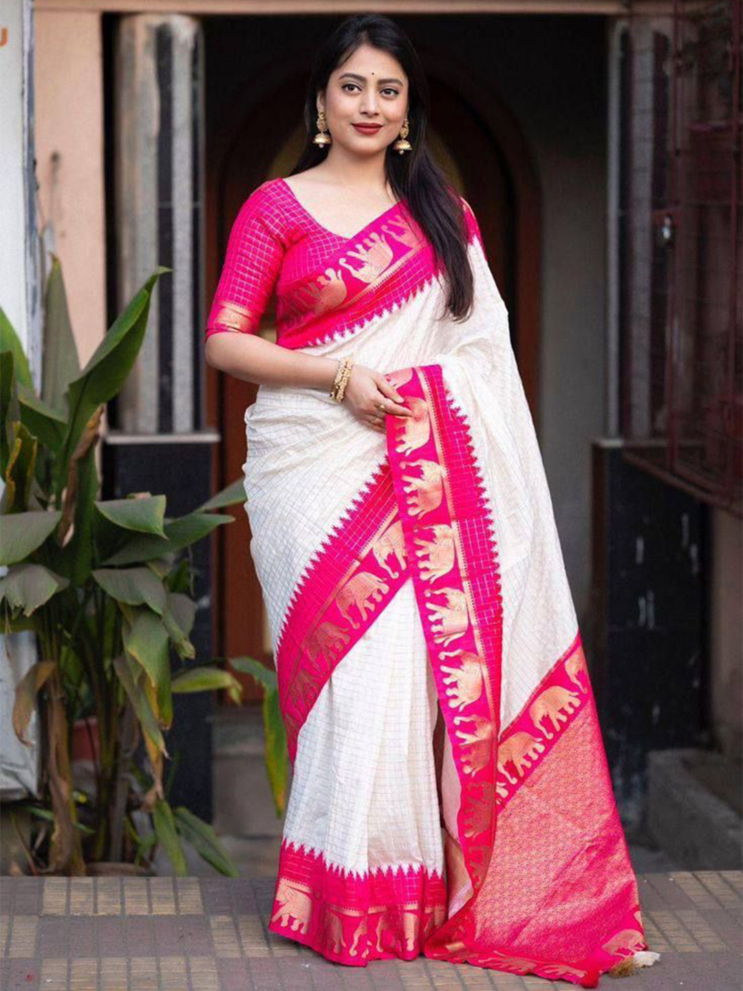 

Rujave Woven Design Zari Saree, Pink