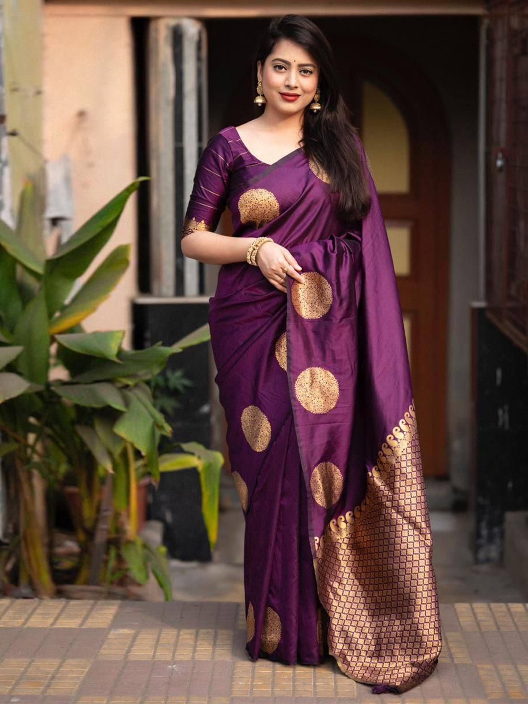 

Rujave Ethnic Motifs Woven Design Zari Kanjeevaram Saree, Purple