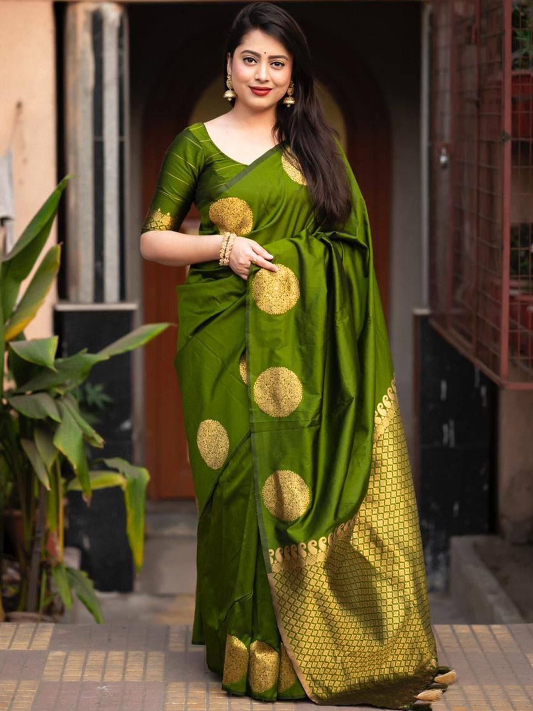 

Rujave Ethnic Motifs Woven Design Kanjeevaram Saree, Green