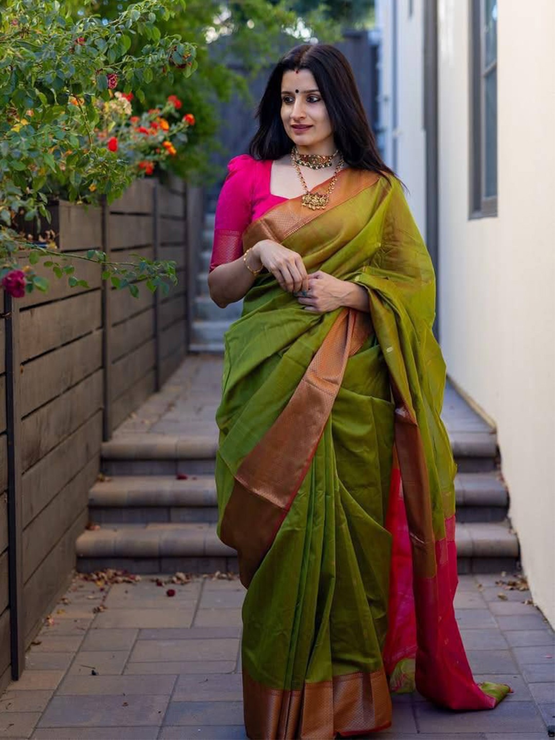 

Rujave Ethnic Motifs Zari Kanjeevaram Saree, Green