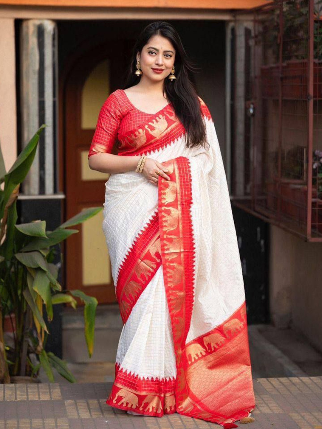 

Rujave Woven Design Zari Saree, Red