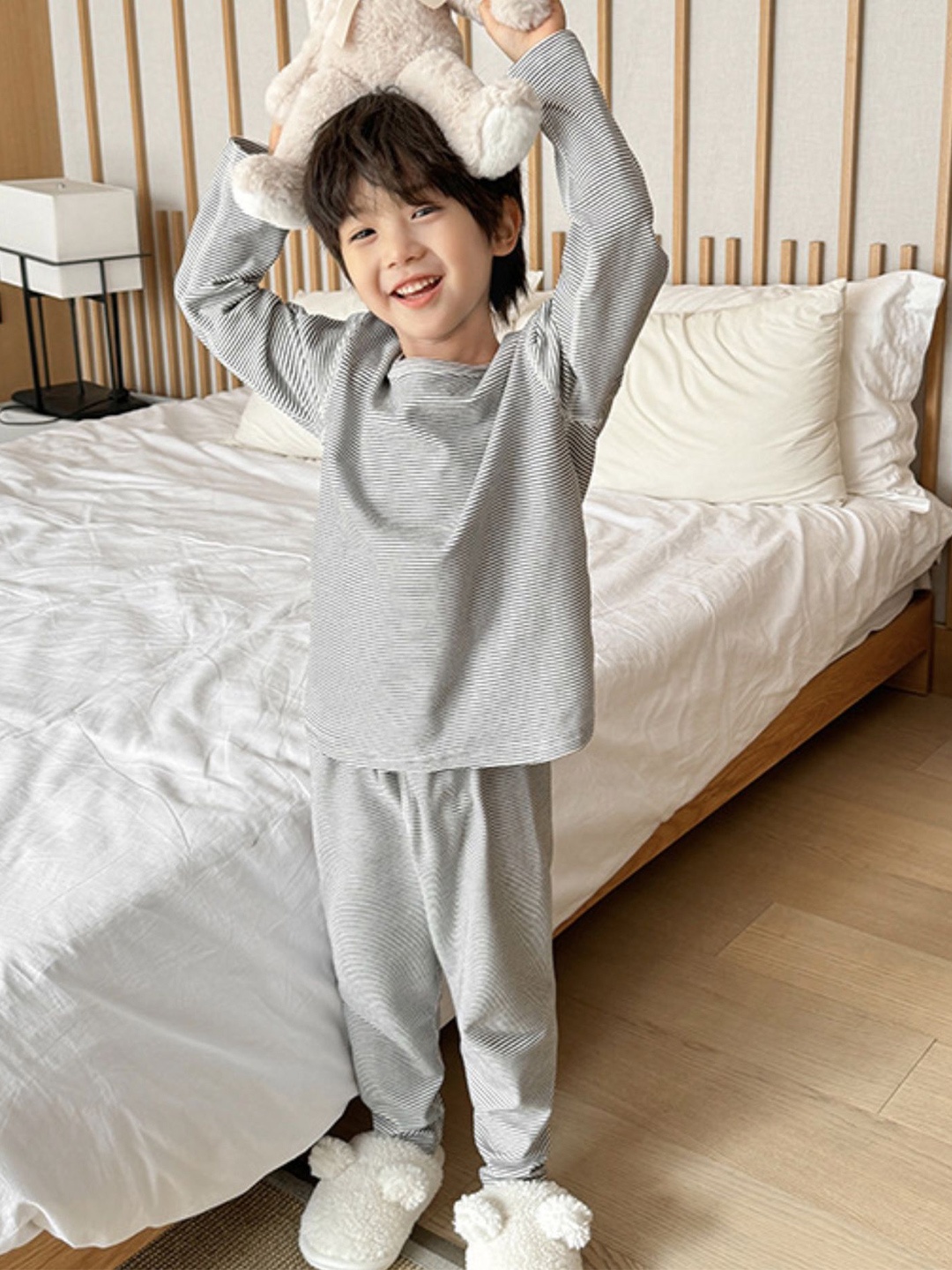

LULU & SKY Boys Striped Night suit, White