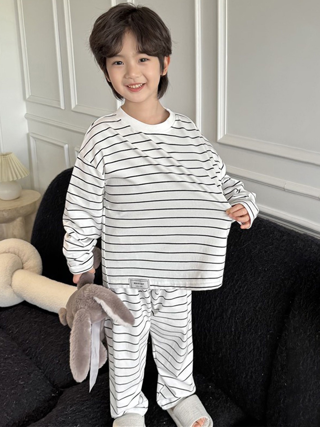 

LULU & SKY Boys Striped Night suit, White