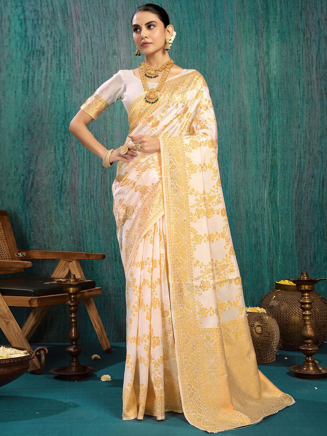

KALINI Woven Design Zari Kasavu Saree, Cream