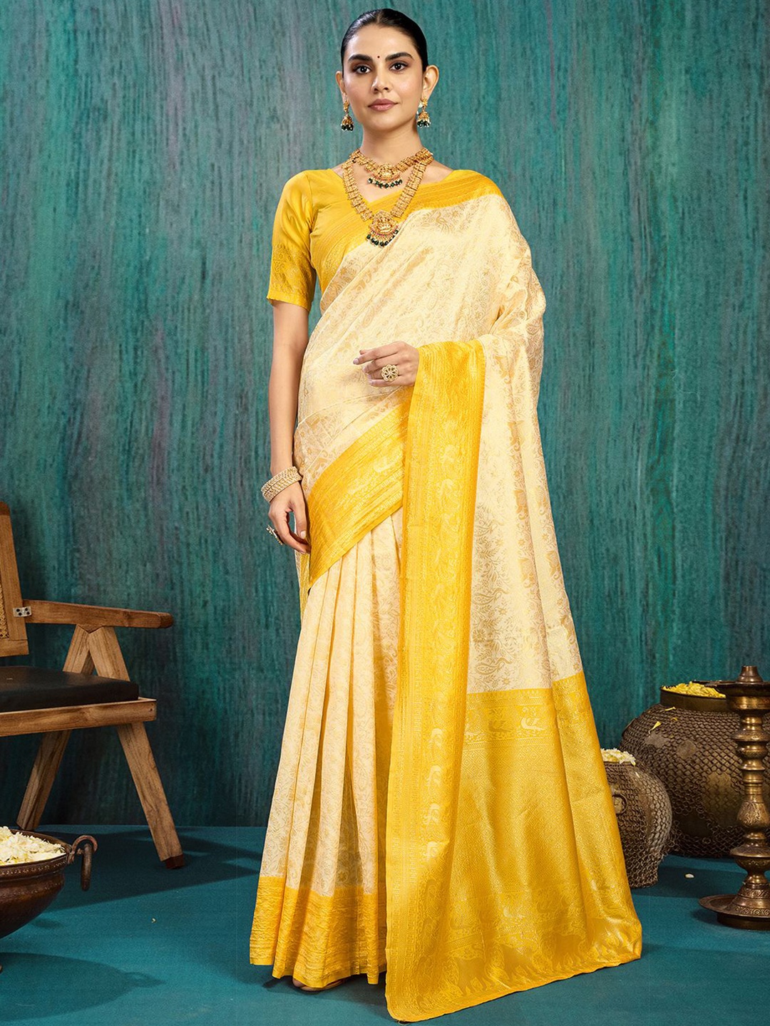 

KALINI Woven Design Zari Kasavu Saree, Cream