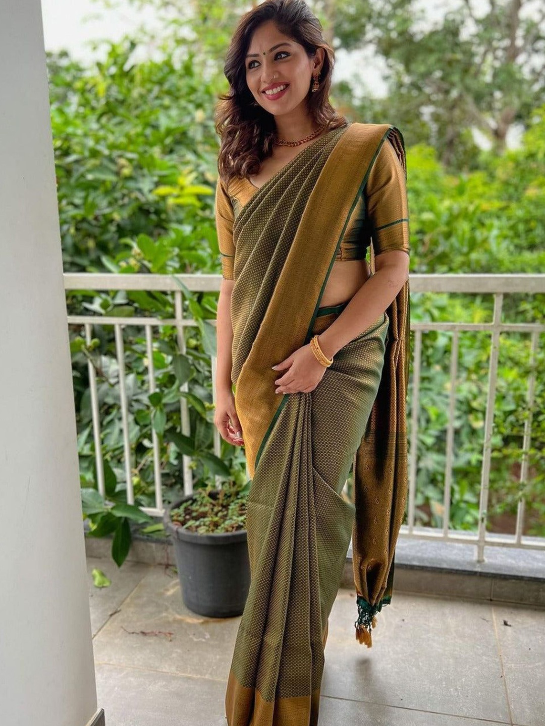 

Fashion Ritmo Woven Design Zari Pure Silk Saree, Green