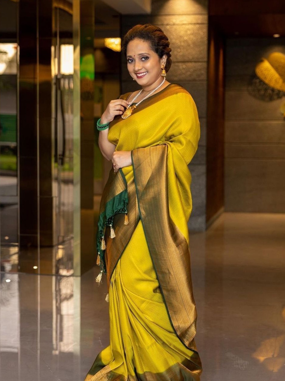 

Fashion Ritmo Woven Design Zari Pure Silk Saree, Green