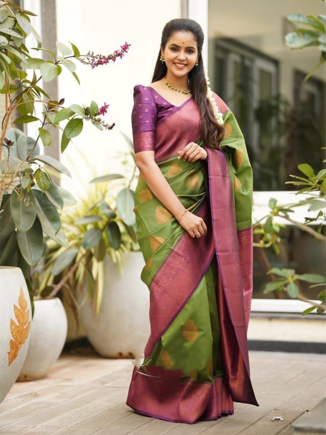 

Fashion Ritmo Ethnic Motifs Zari Pure Silk Saree, Green