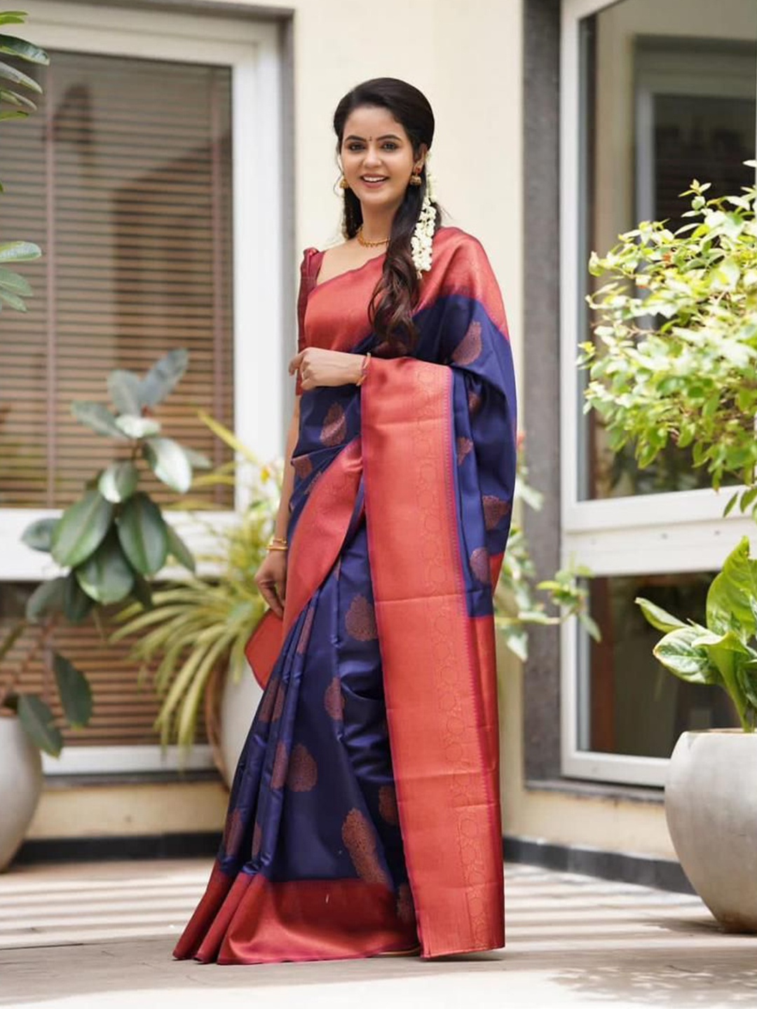 

Fashion Ritmo Ethnic Motifs Zari Pure Silk Saree, Navy blue