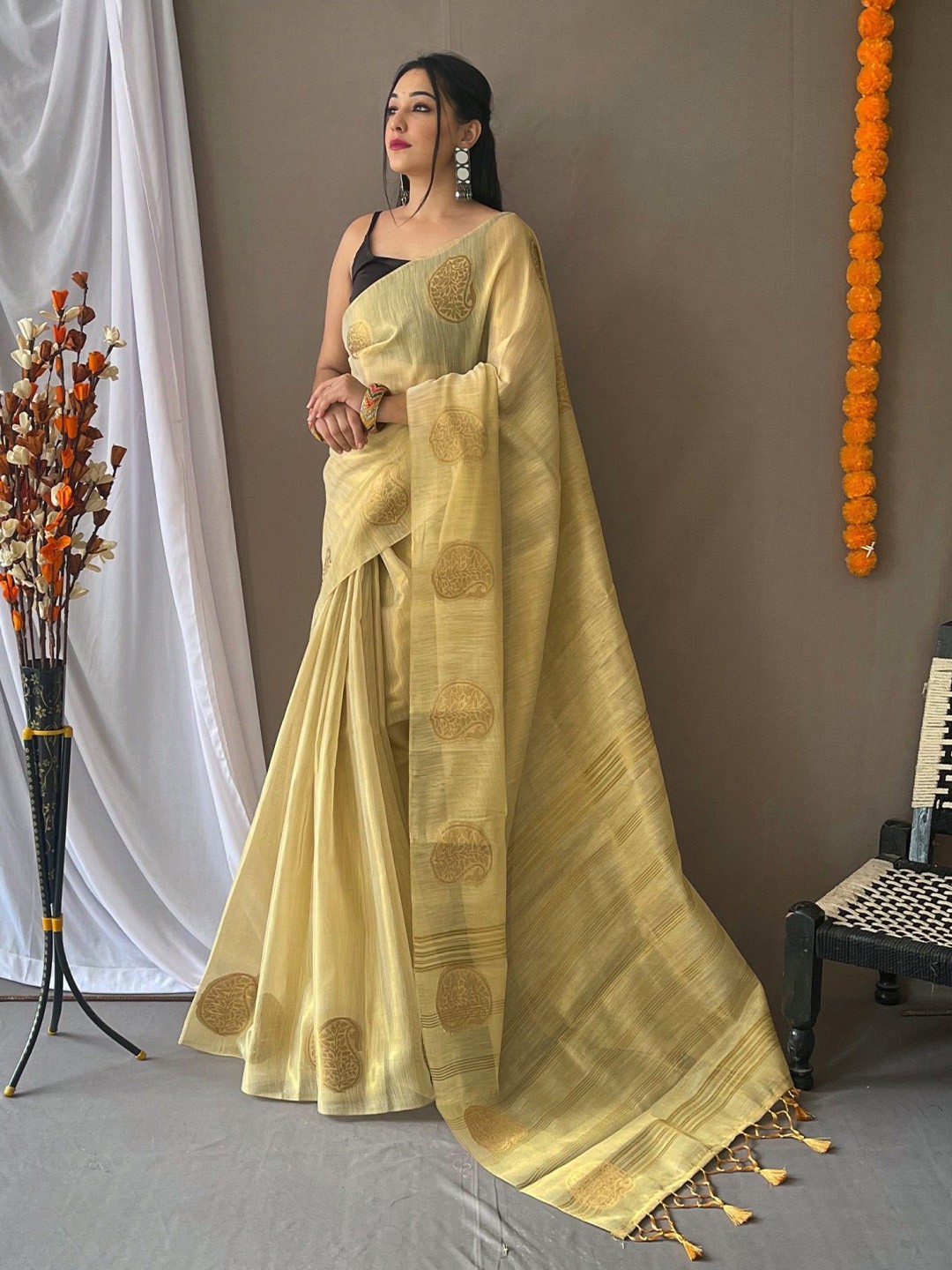 

LeeliPeeri Designer Ethnic Motifs Zari Silk Blend Saree, Cream