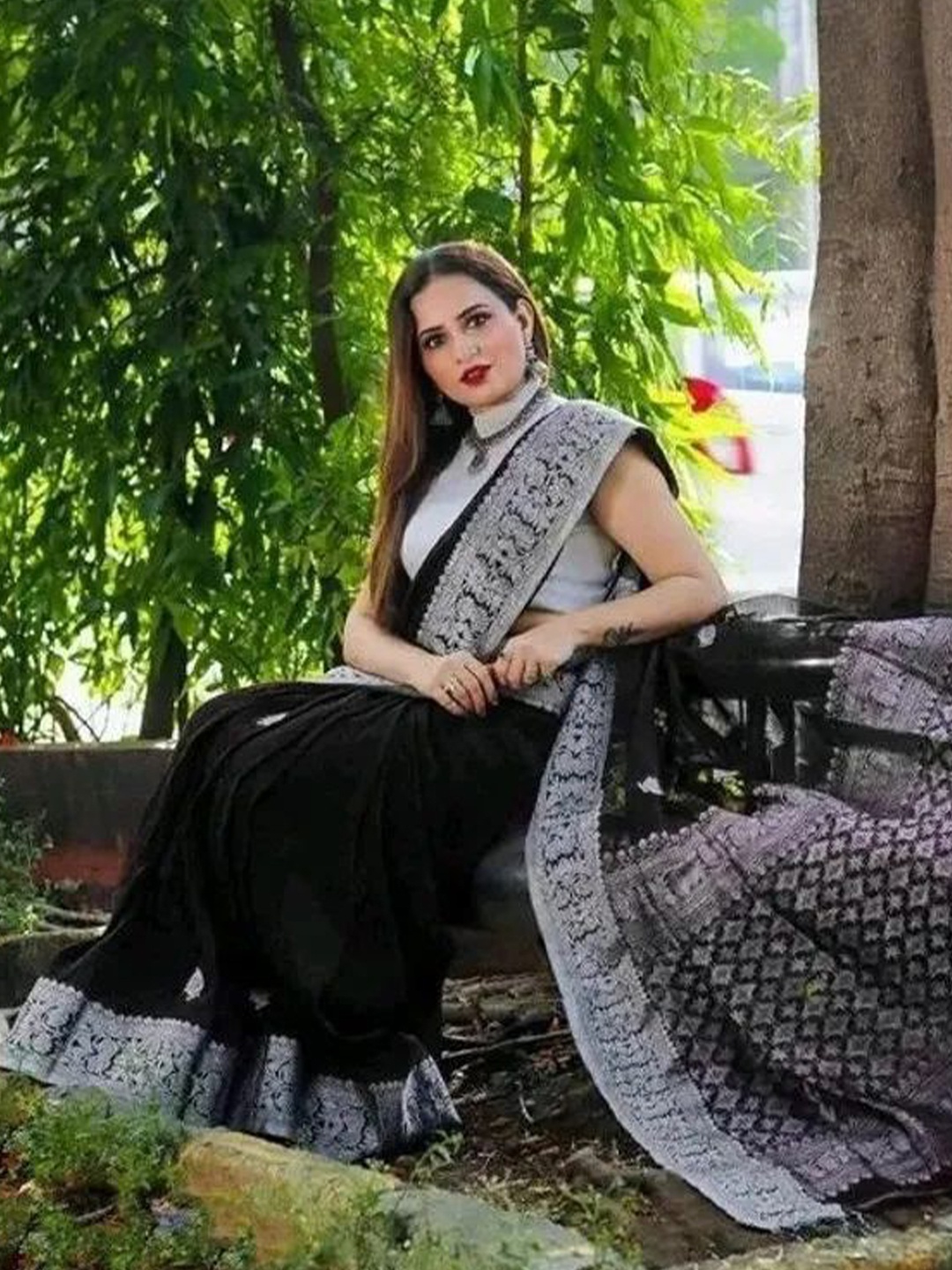 

Fashion Ritmo Woven Design Zari Pure Silk Saree, Black