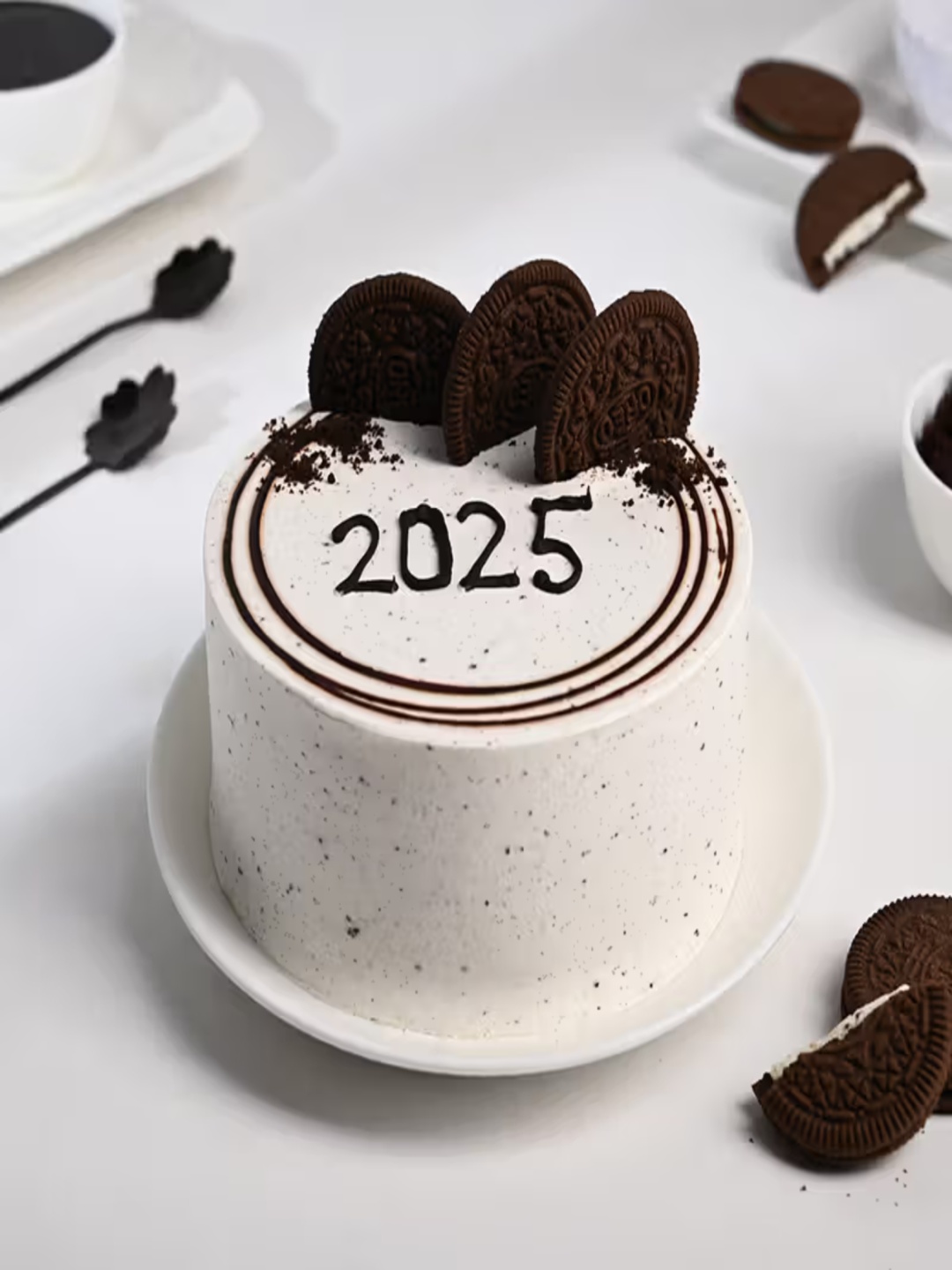 

Floweraura New Year 2025 Choco Oreo Flavour Eggless Round Cake 500g, White