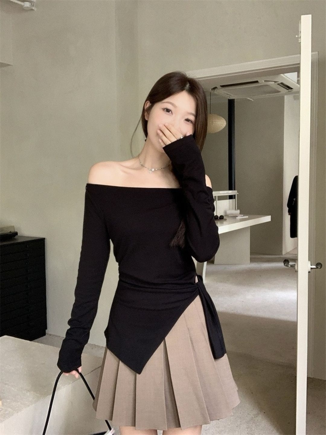 

StyleCast Women Off-Shoulder Fitted Top, Black