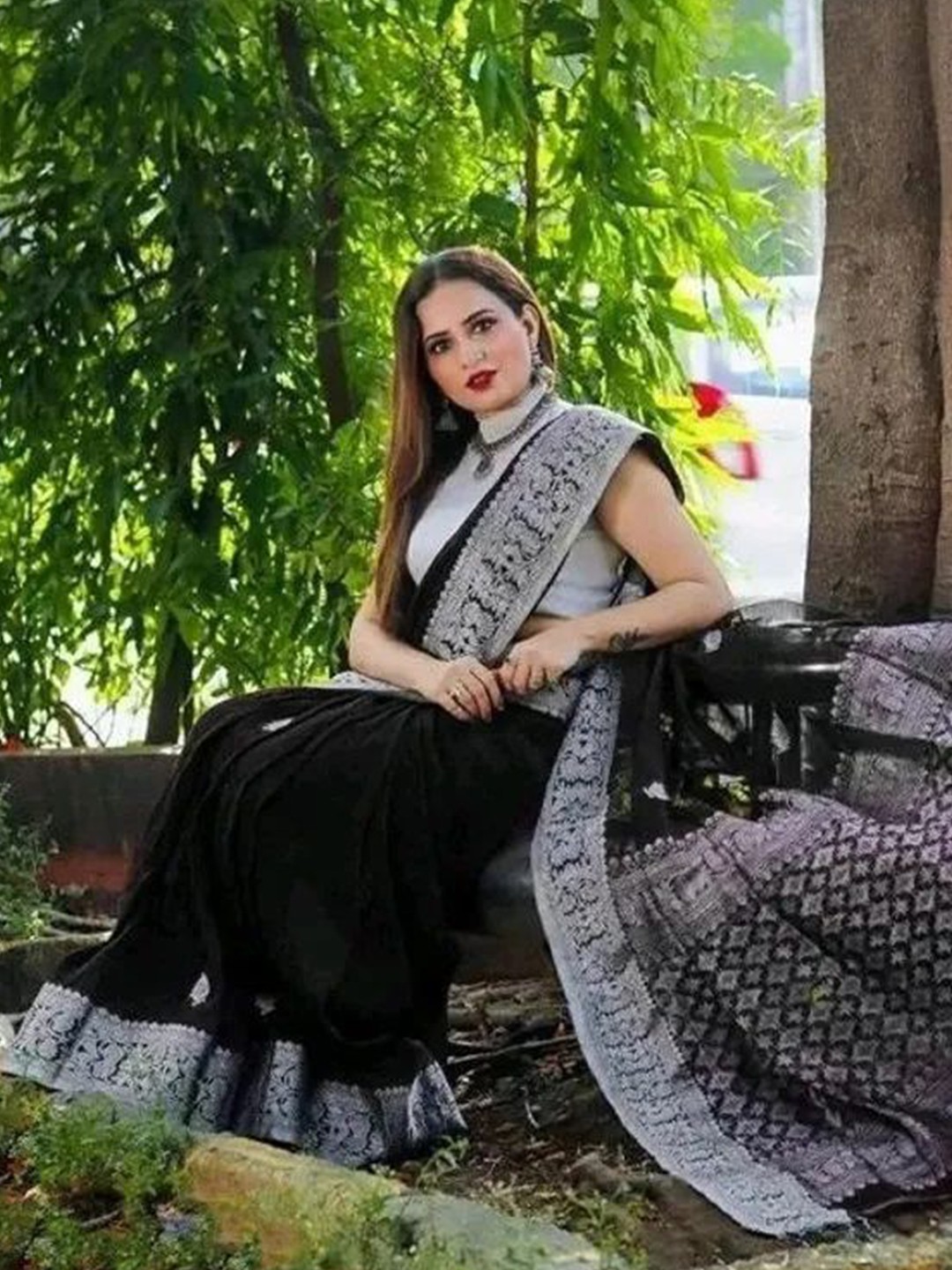 

choiceit Ethnic Motifs Woven Design Zari Pure Silk Saree, Black