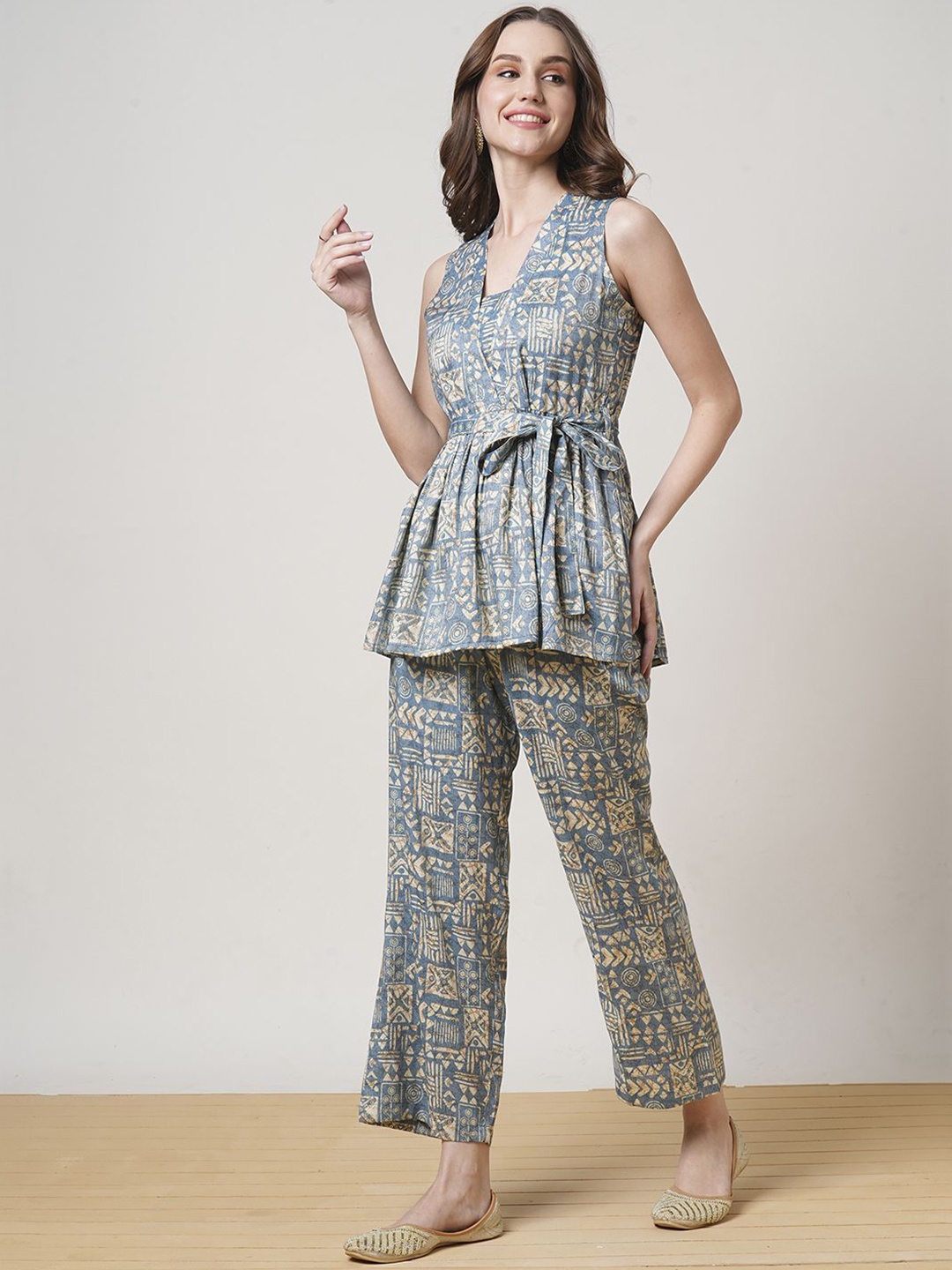 

Globus Geometric Print V-Neck Waist Tie-Up Tunic & Wide Leg Trousers Fusion Co-Ord Set, Grey