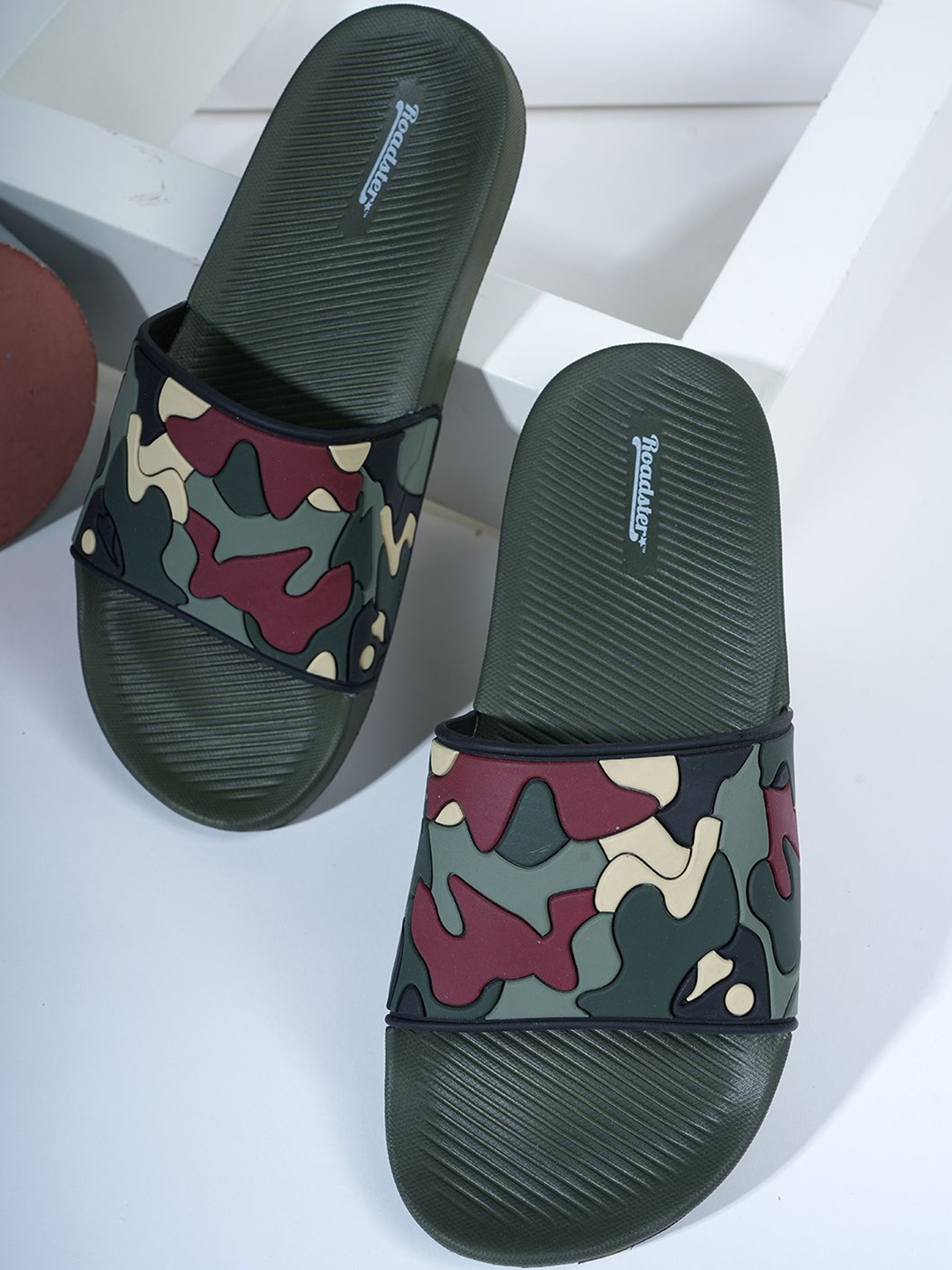 

The Roadster Lifestyle Co. Men Colourblocked Sliders, Olive