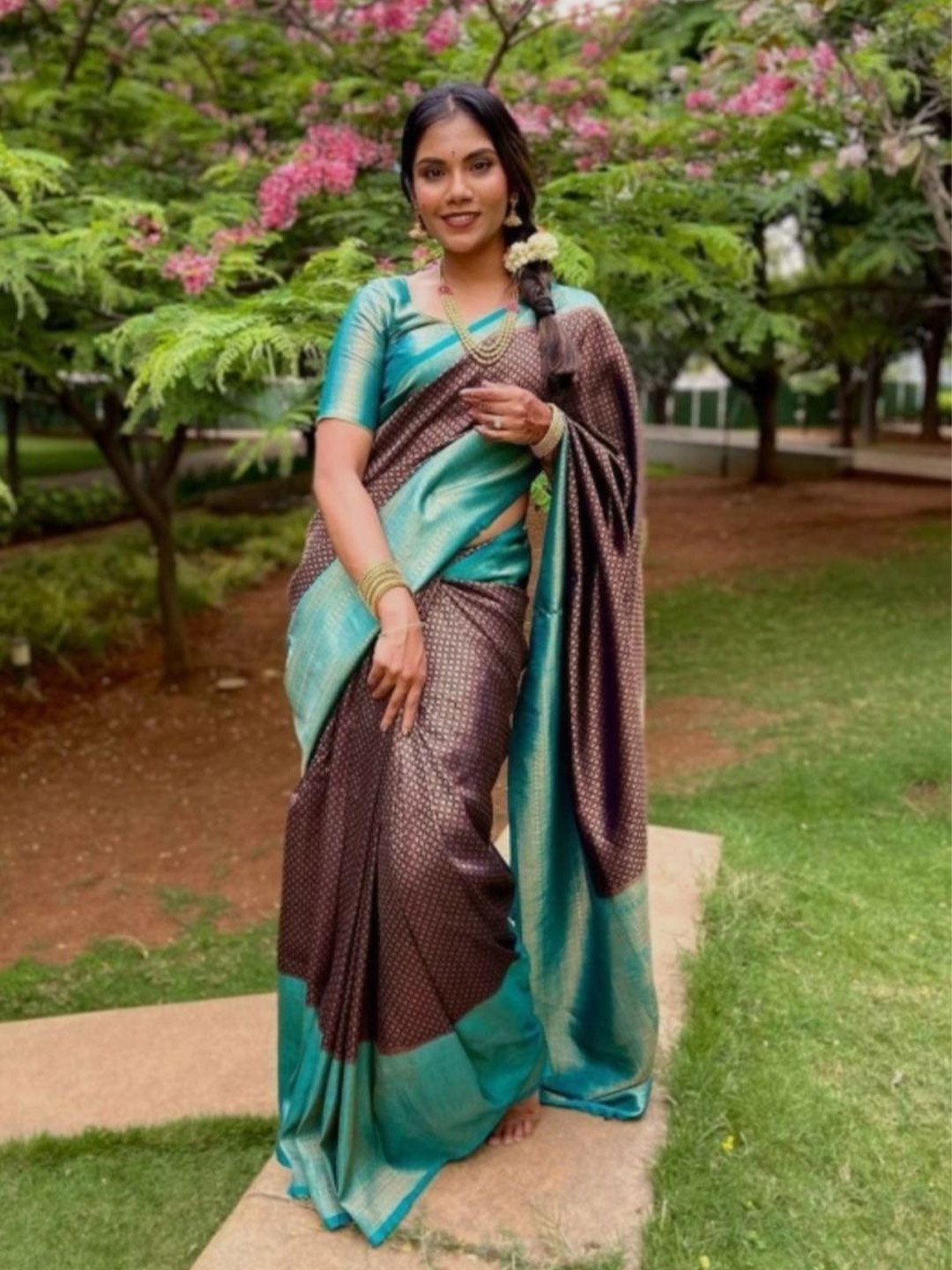 

DIVASTRI Woven Design Zari Kanjeevaram Saree, Navy blue