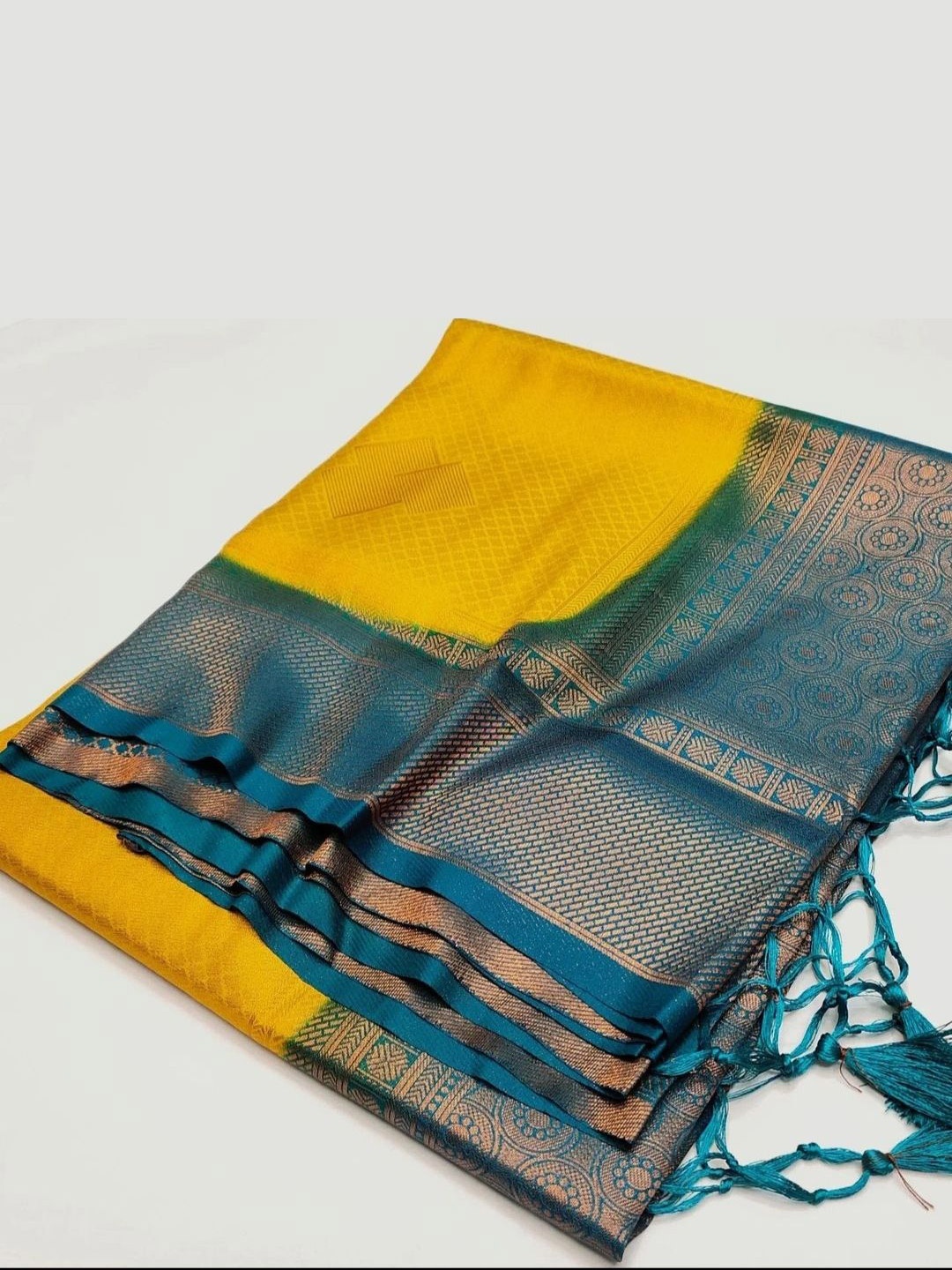 

DIVASTRI Ethnic Motifs Zari Kanjeevaram Saree, Yellow