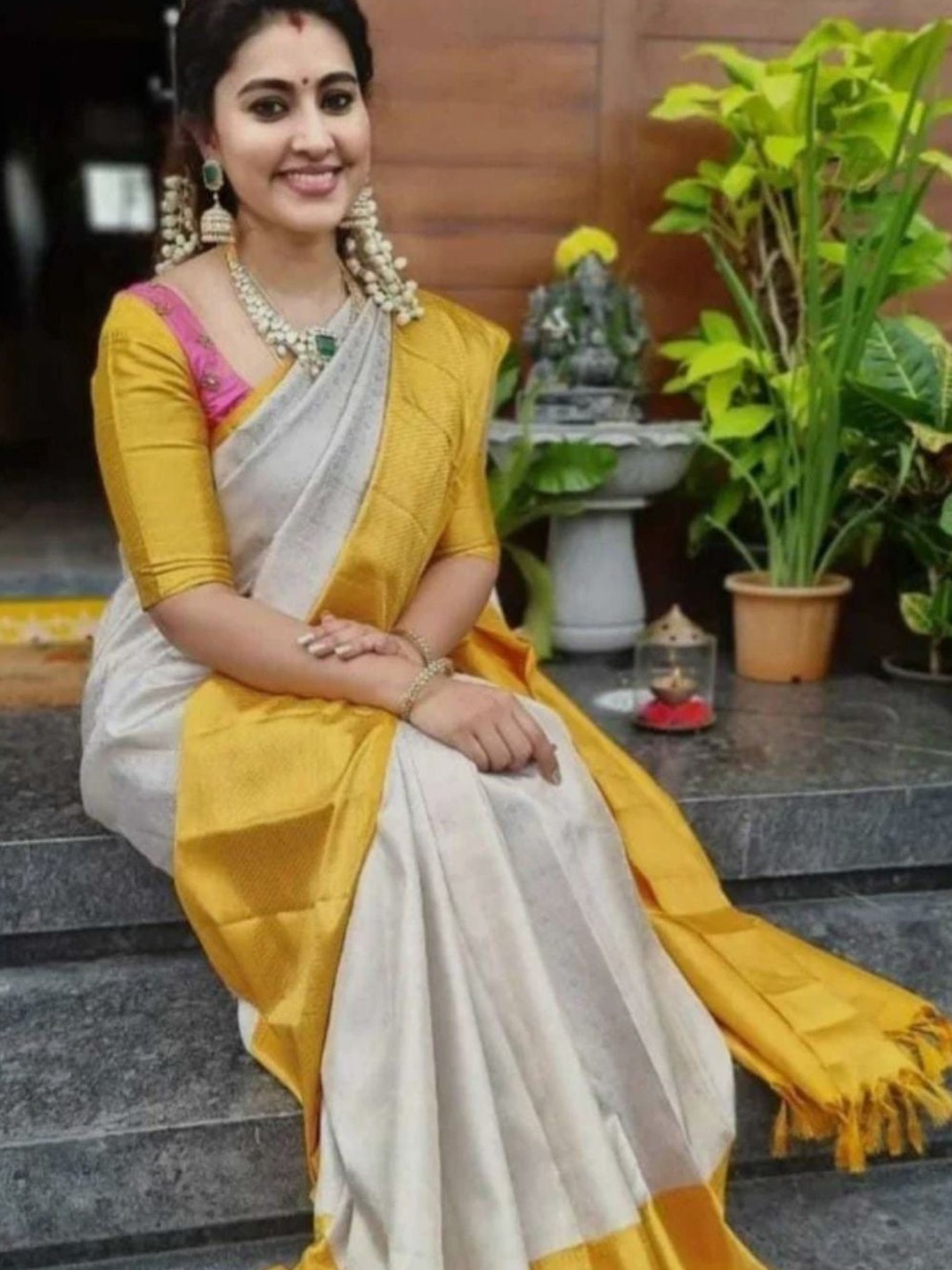 

DIVASTRI Ethnic Motifs Zari Kanjeevaram Saree, Off white