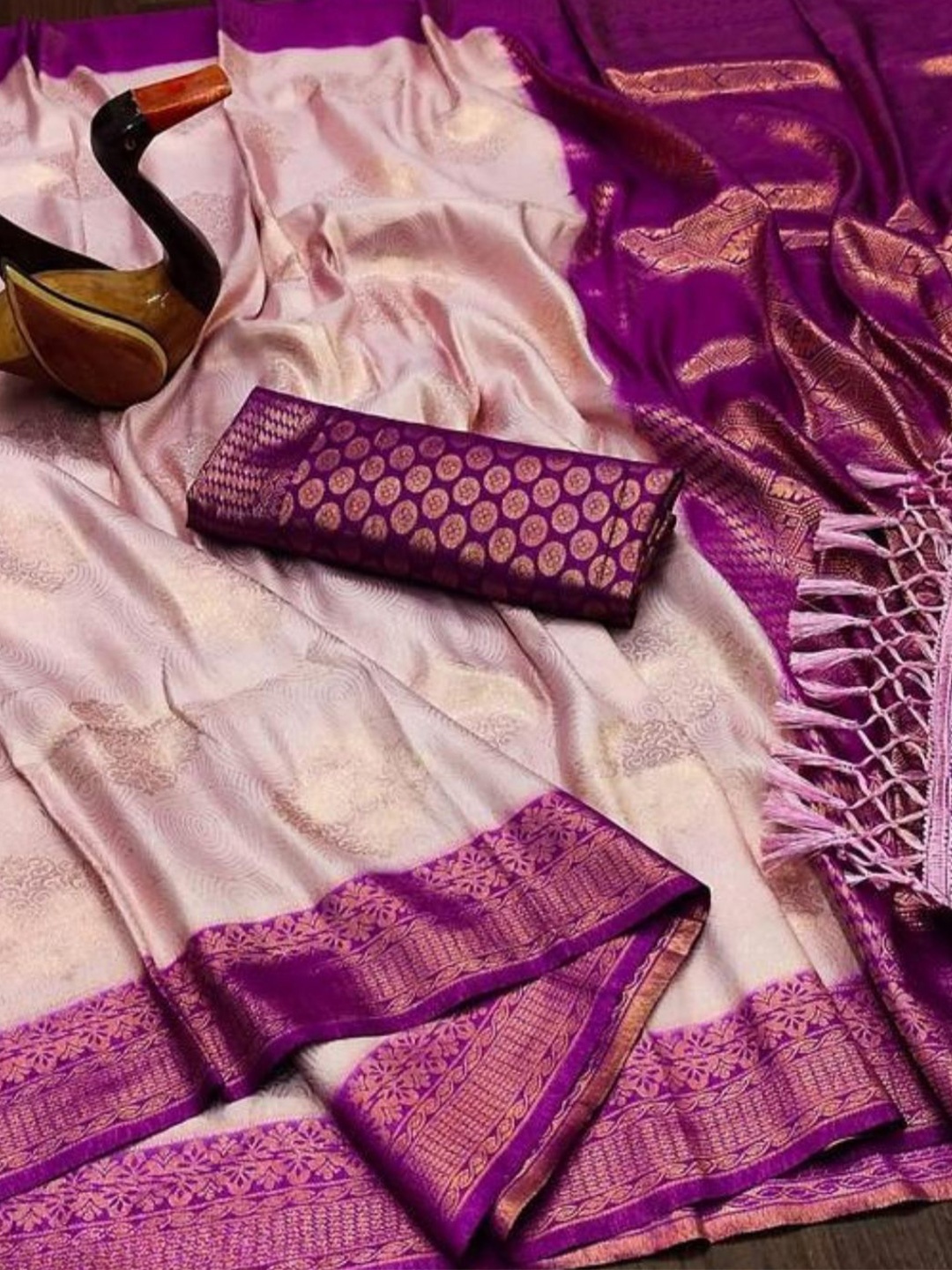 

DIVASTRI Ethnic Motifs Zari Kanjeevaram Saree, Pink