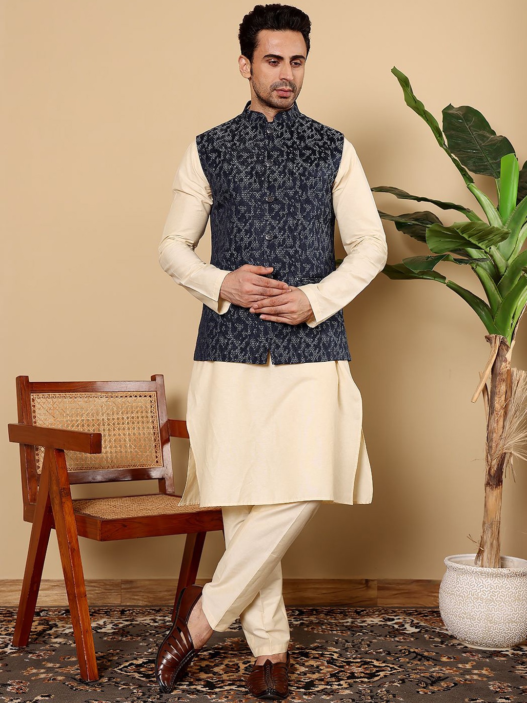 

MULTI SHADES Mandarin Collar Kurta with Pyjama & Nehru Jacket, Blue