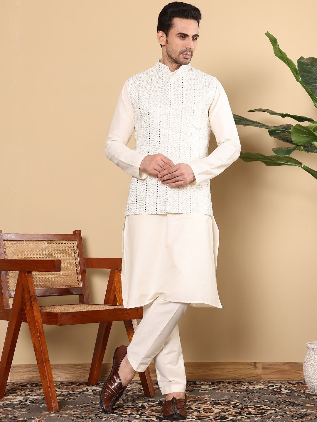 

MULTI SHADES Mandarin Collar Straight Kurta & Pyjamas With Embroidered Nehru Jacket, White