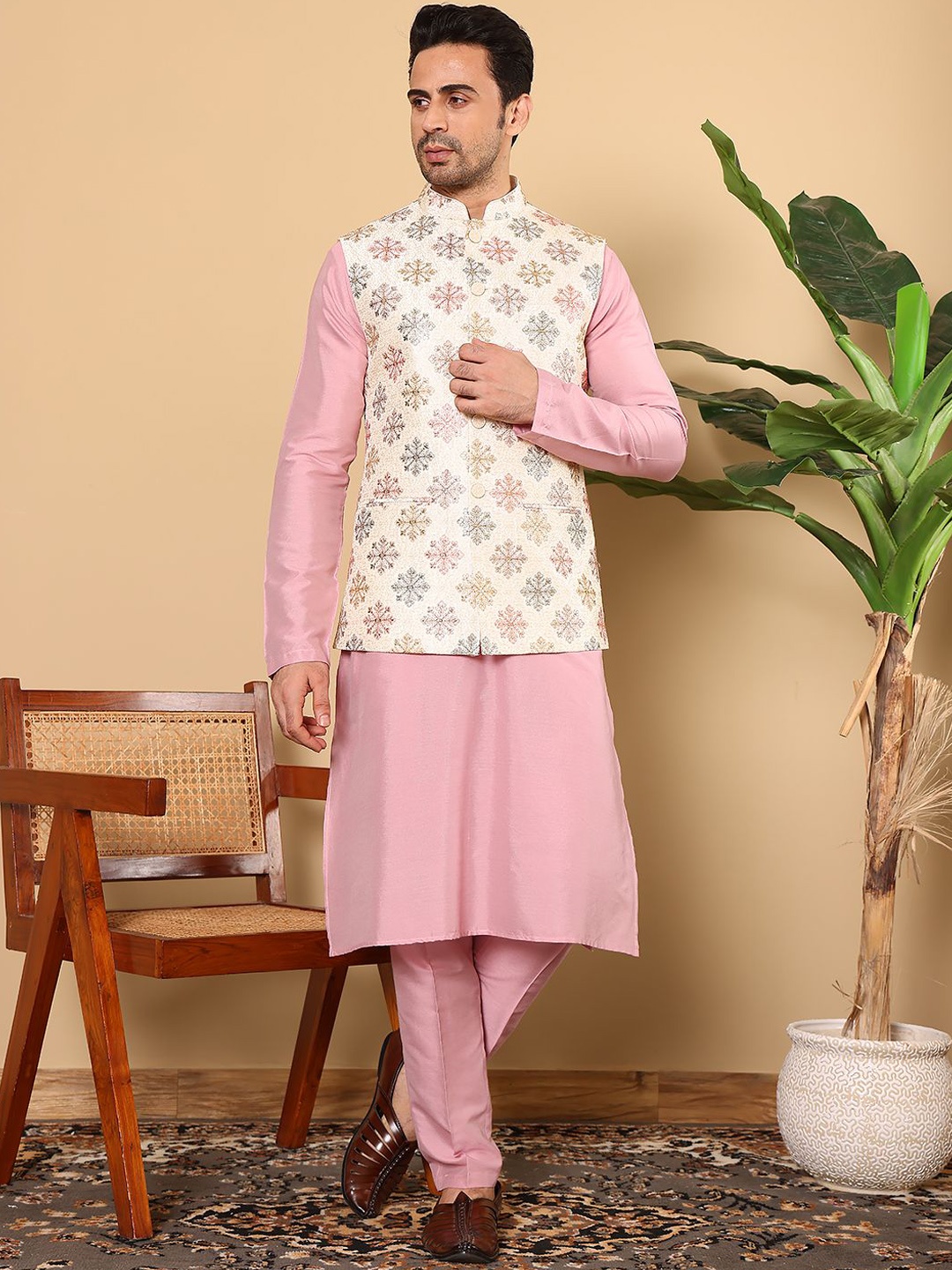 

MULTI SHADES Mandarin Collar Straight Kurta & Pyjamas With Embroidered Nehru Jacket, White
