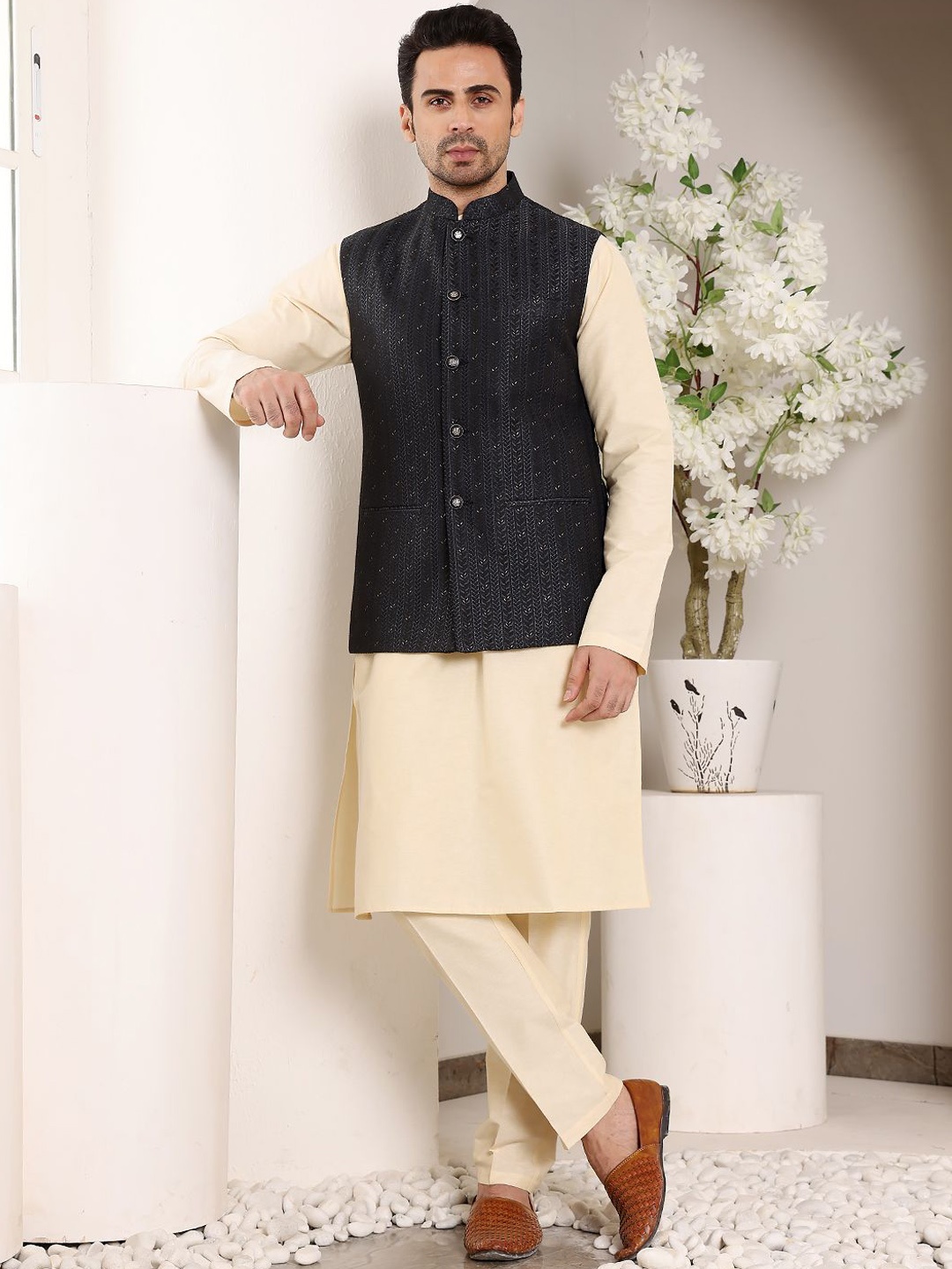 

MULTI SHADES Mandarin Collar Straight Kurta With Trouser And Nehru Jacket, Black