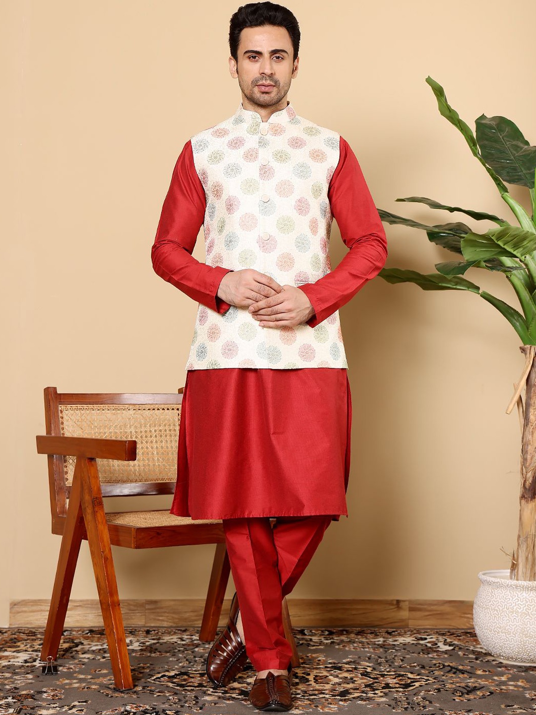 

MULTI SHADES Mandarin Collar Straight Kurta & Pyjamas With Embroidered Nehru Jacket, White