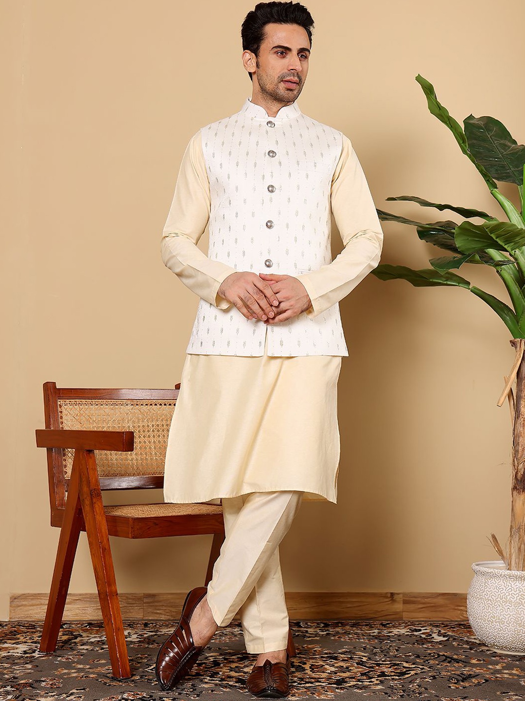 

MULTI SHADES Mandarin Collar Straight Kurta With Trouser And Nehru Jacket, White