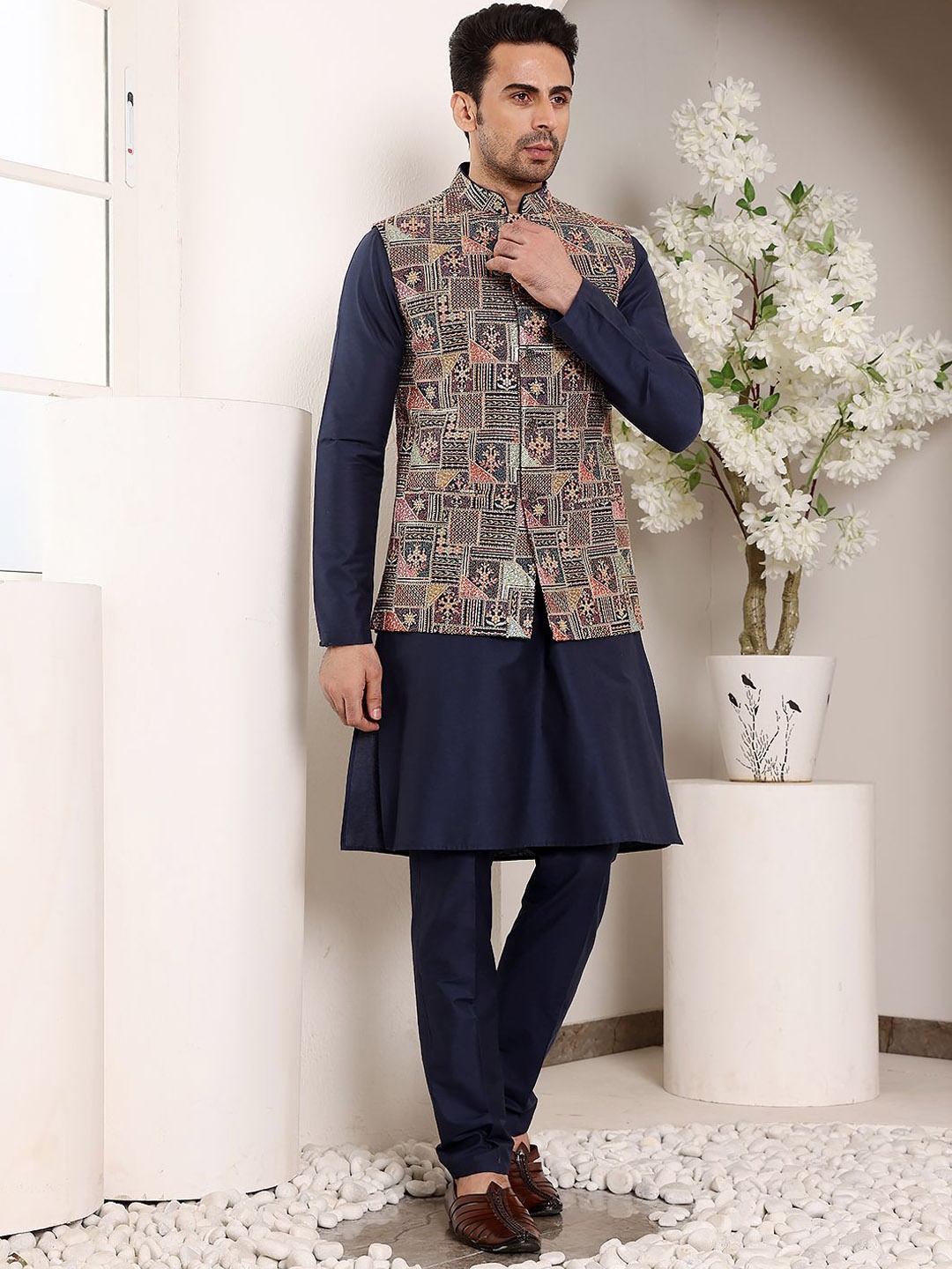 

MULTI SHADES Mandarin Collar Straight Kurta & Pyjamas With Embroidered Nehru Jacket, Navy blue
