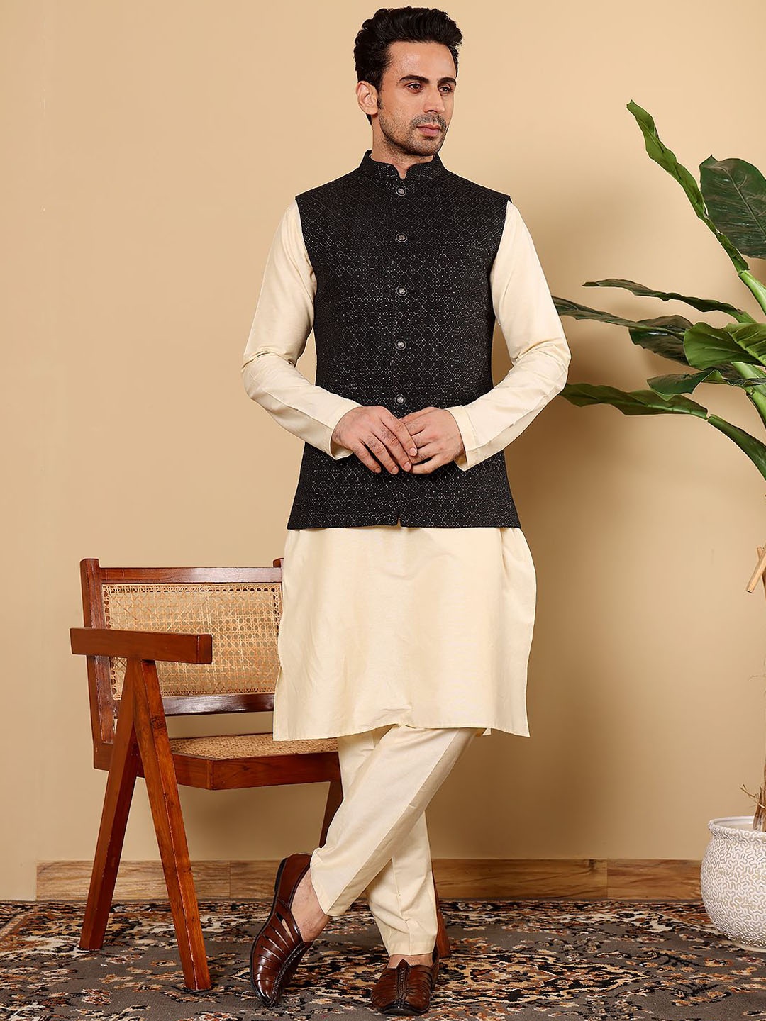

MULTI SHADES Mandarin Collar Kurta with Pyjama & Nehru Jacket, Black