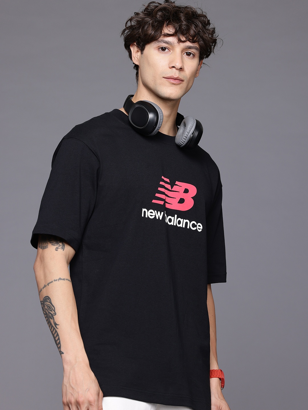 

New Balance Brand Logo Print Drop-Shoulder Sleeves Cotton Longline T-Shirt, Black