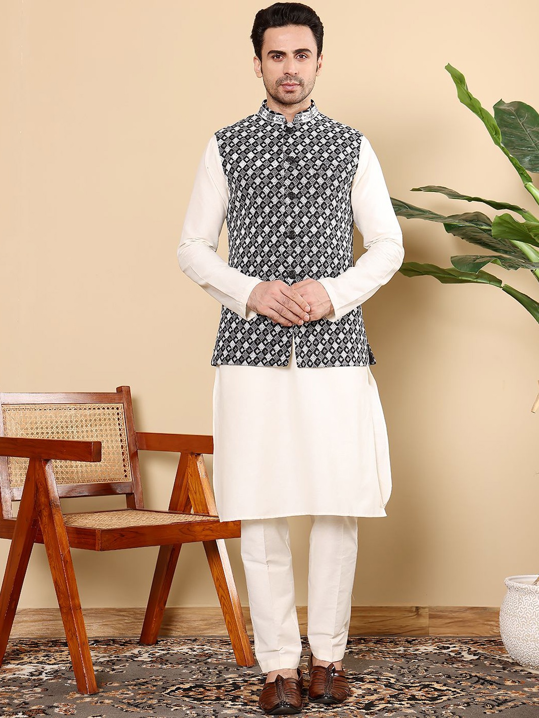 

MULTI SHADES Men Embroidered Woven Nehru Jackets, Black