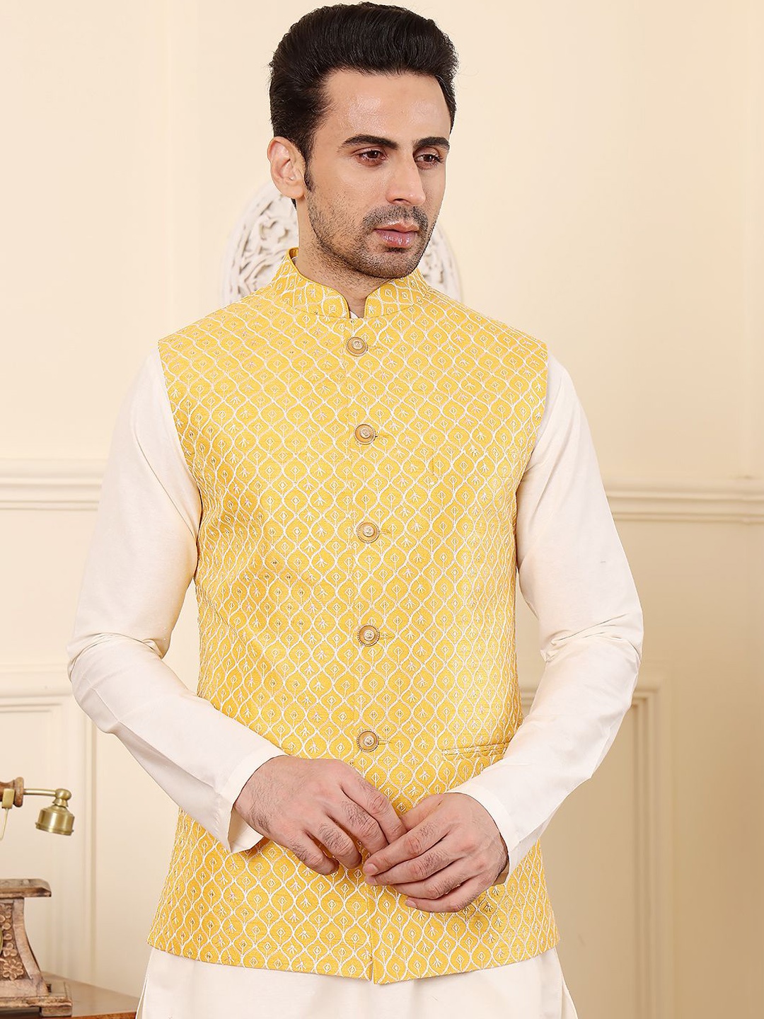 

MULTI SHADES Men Embroidered Woven Nehru Jacket, Yellow