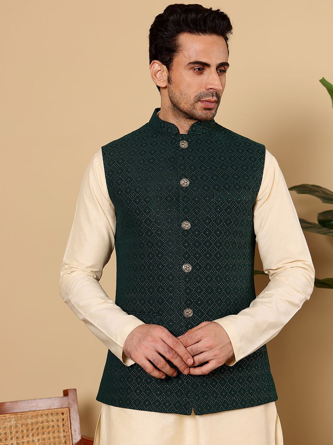 

MULTI SHADES Men Embroidered Woven Nehru Jackets, Black